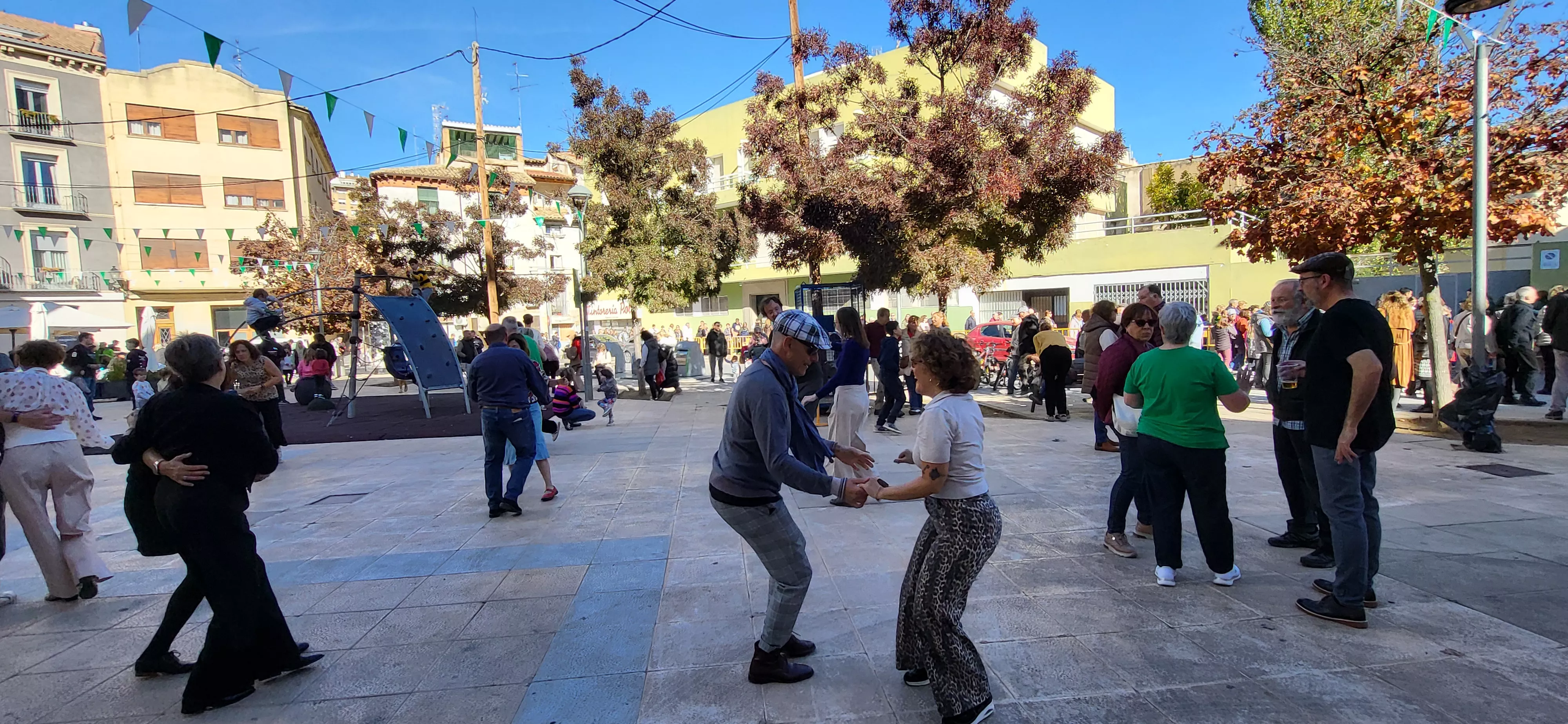 Tradicional reparto de migas de las fiestas de San Martín. Foto Mercedes Manterola