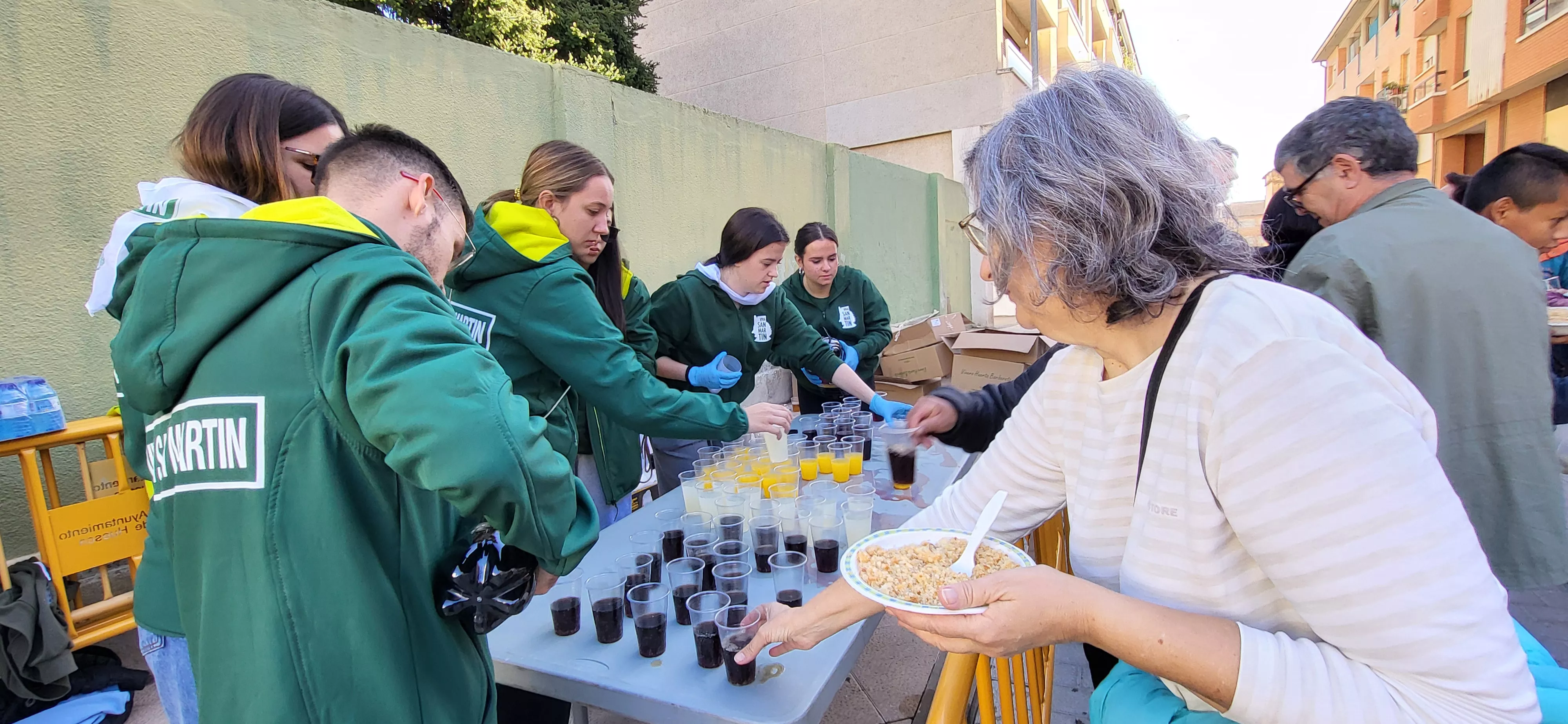 Tradicional reparto de migas de las fiestas de San Martín. Foto Mercedes Manterola