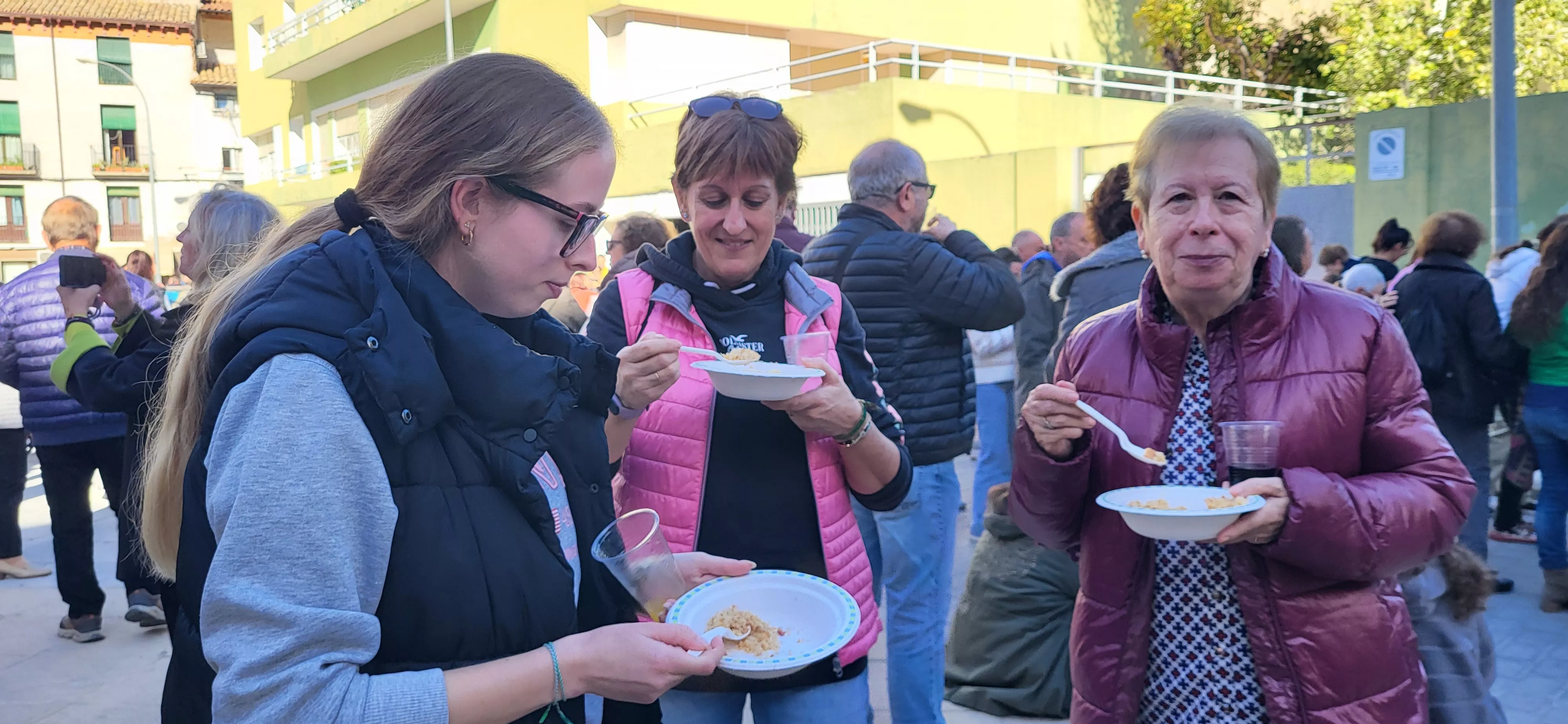 Tradicional reparto de migas de las fiestas de San Martín. Foto Mercedes Manterola