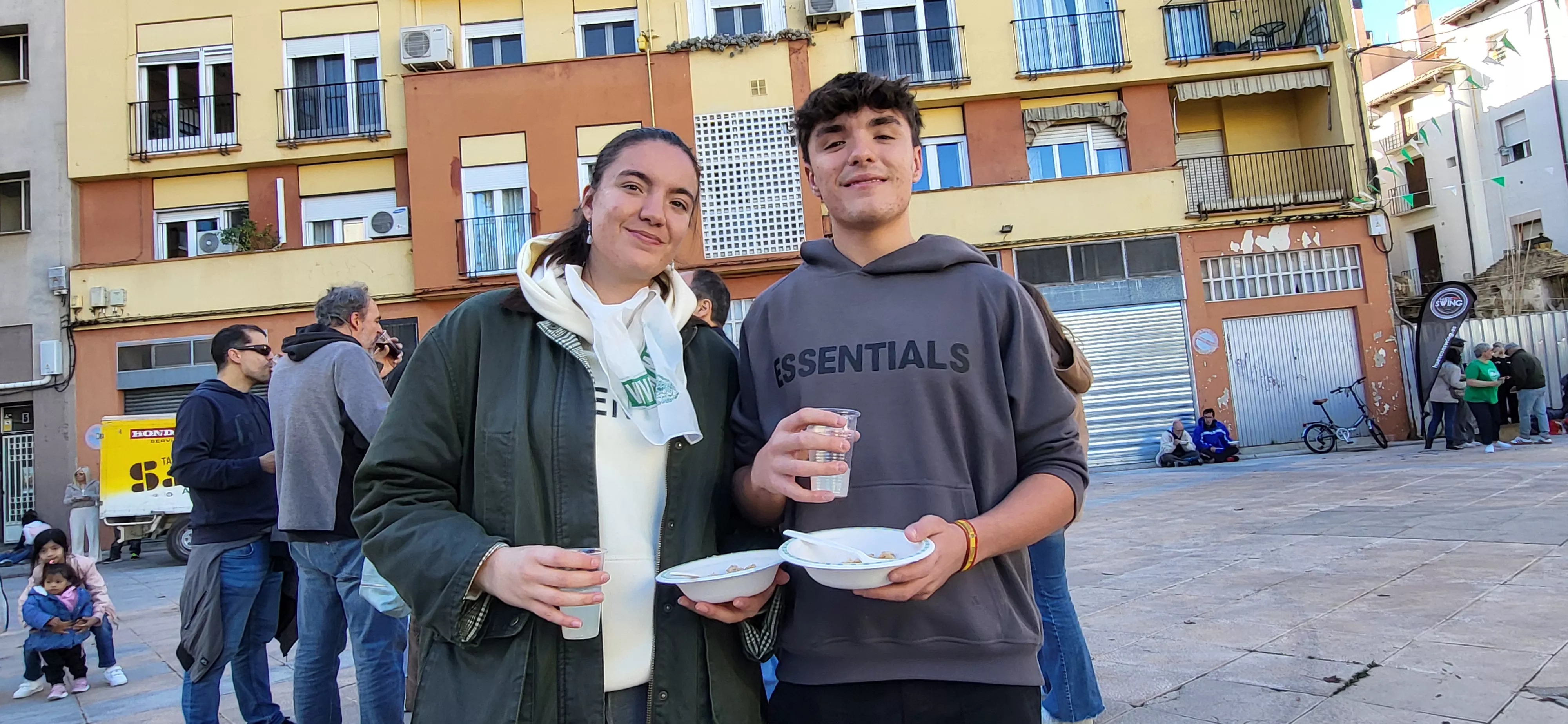 Tradicional reparto de migas de las fiestas de San Martín. Foto Mercedes Manterola