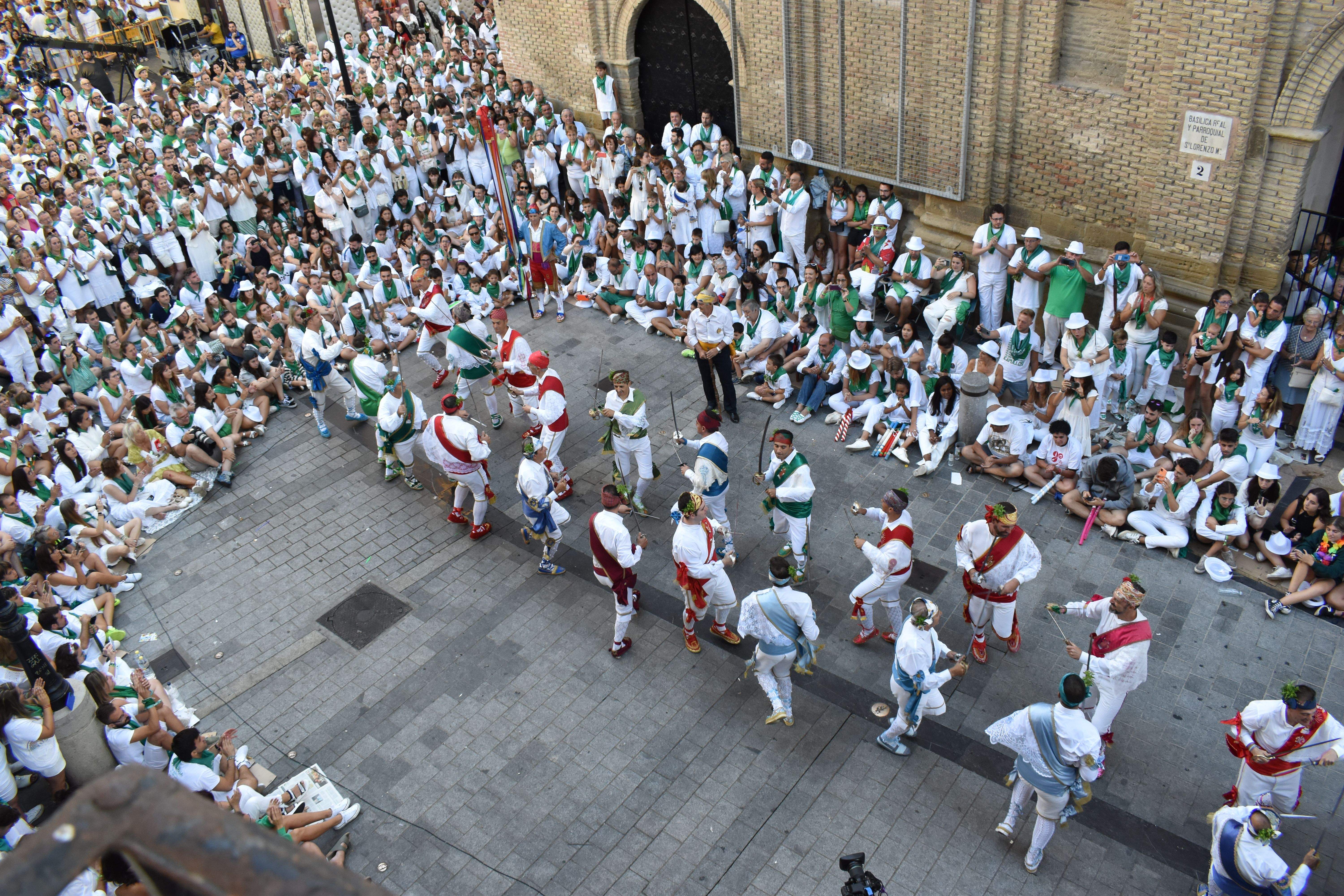 Los danzantes interpretan el baile de la Espadas ante la atenta mirada del público. Foto: Carlos Jalle