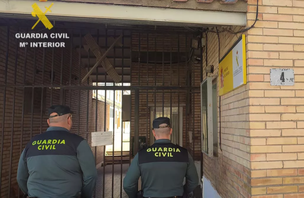 La Guardia Civil detiene a tres miembros de una familia por desviar mercancía de supermercados en la ruta de Huesca.