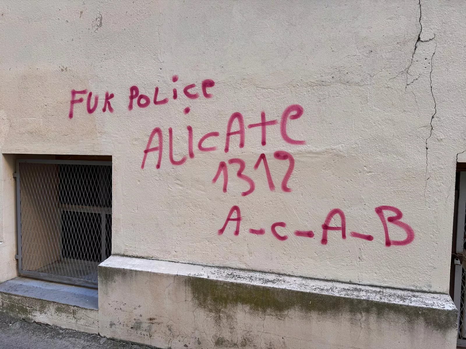Pillado tras realizar pintadas en Huesca y por el hurto de cremas en una farmacia. Pillado tras realizar pintadas en Huesca y por el hurto de cremas en una farmacia.
