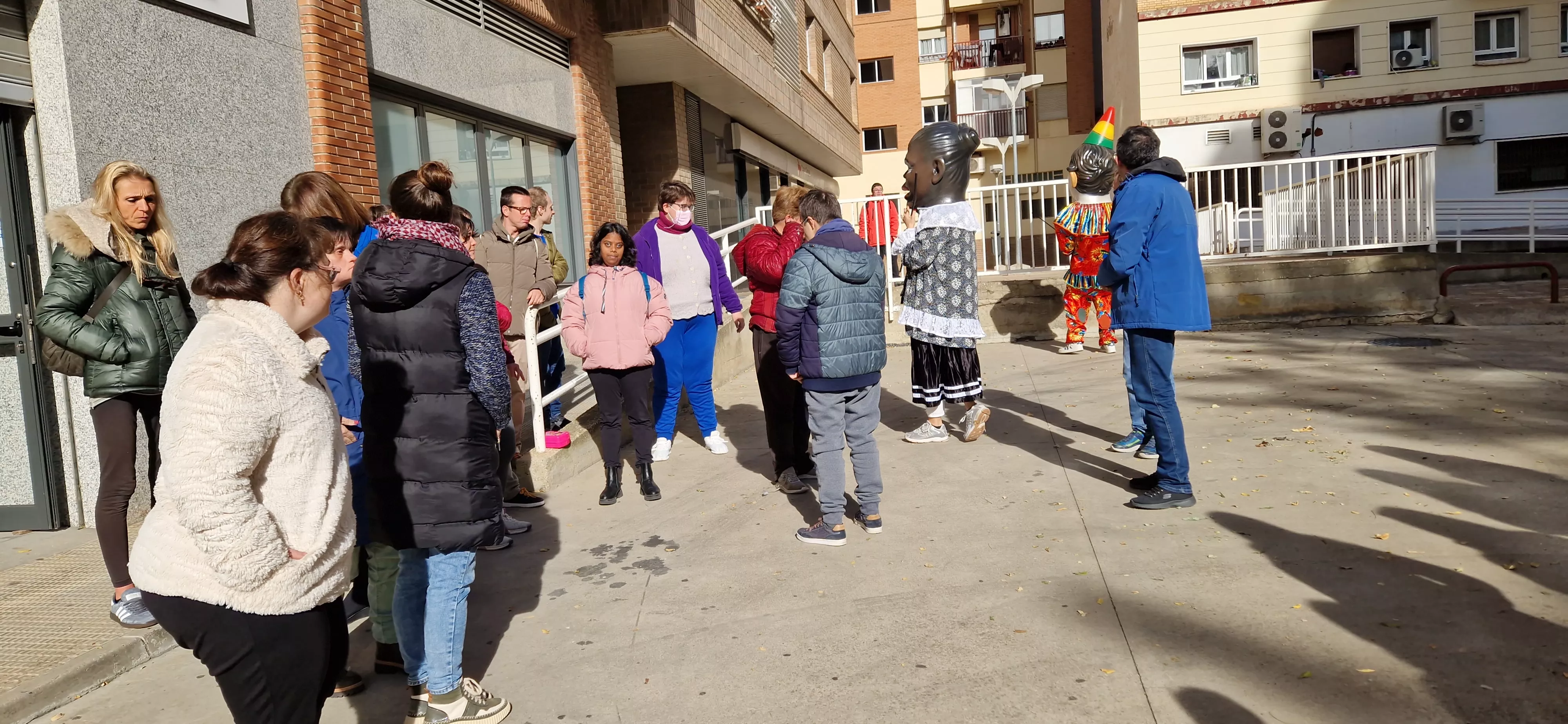 La Abueleta y el Payaso visitando la Asociación Down. Foto Myriam Martínez