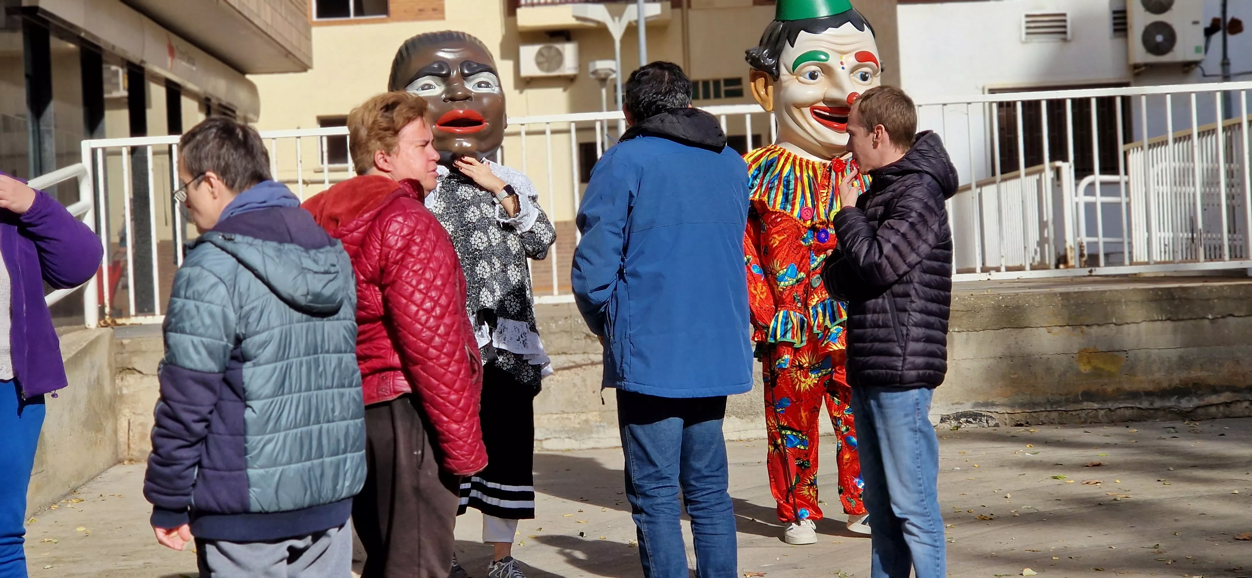 La Abueleta y el Payaso visitando la Asociación Down. Foto Myriam Martínez