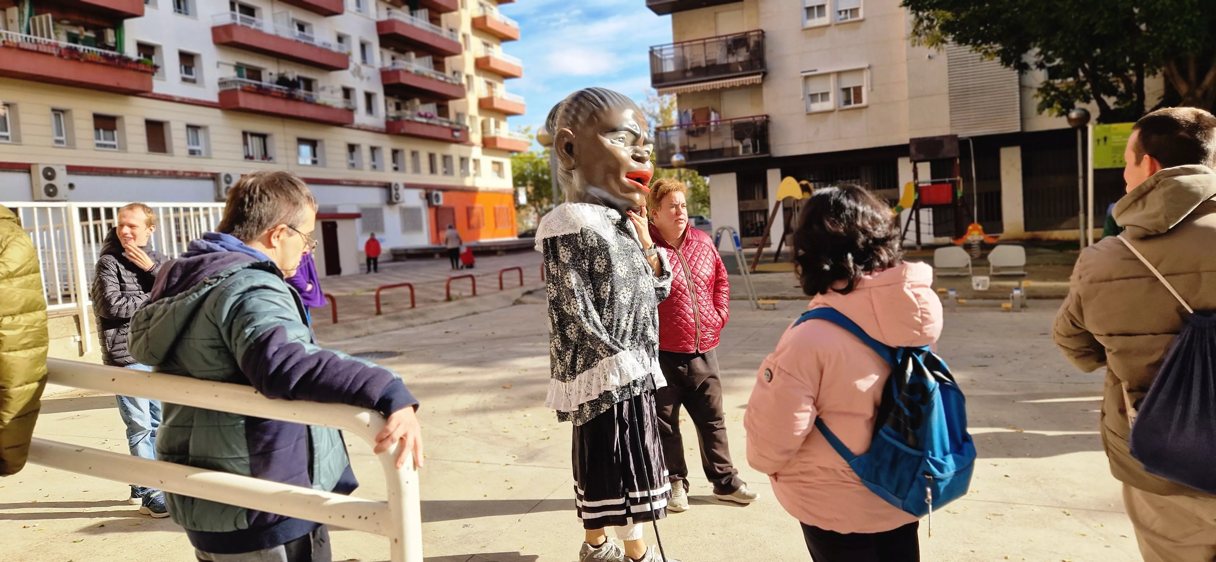 La Abueleta y el Payaso visitando la Asociación Down. Foto Myriam Martínez