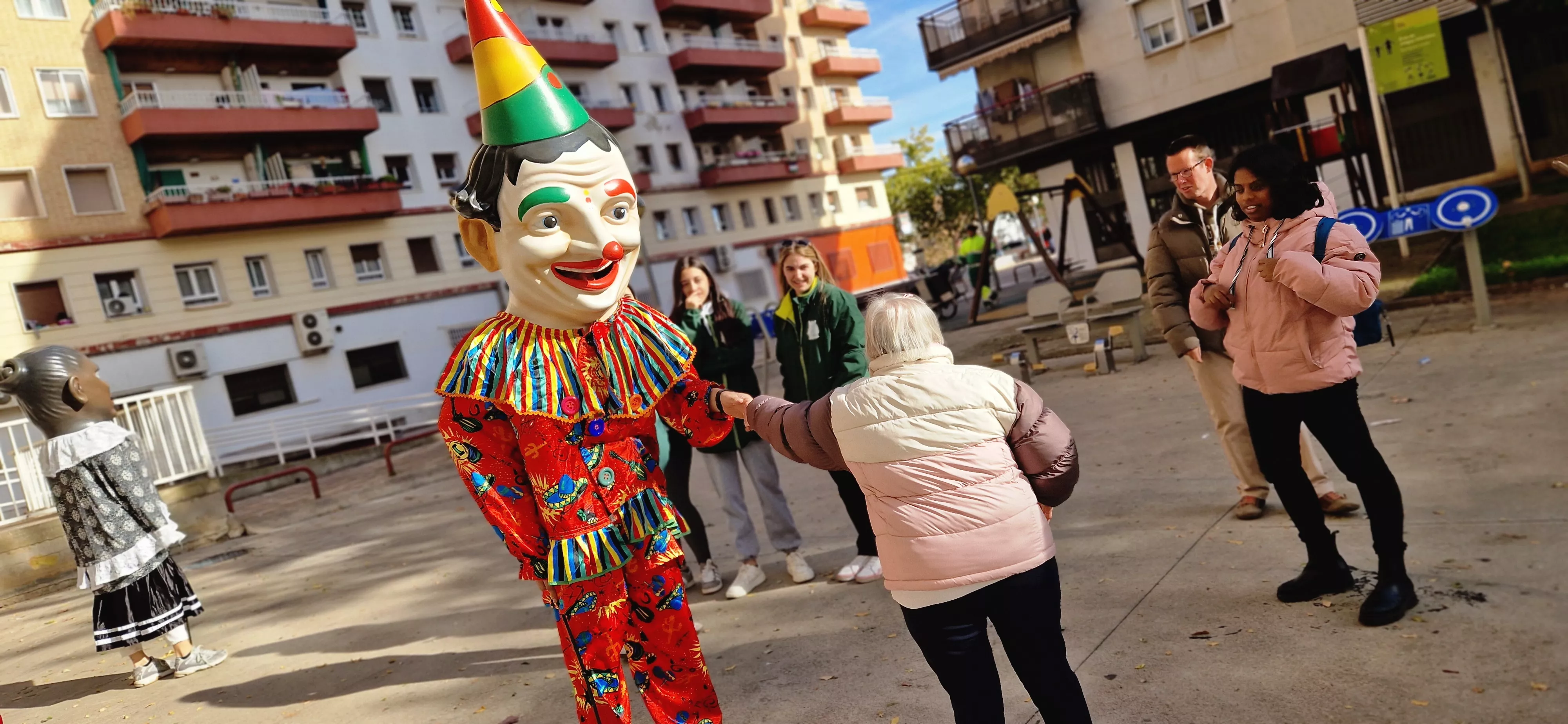 La Abueleta y el Payaso visitando la Asociación Down. Foto Myriam Martínez