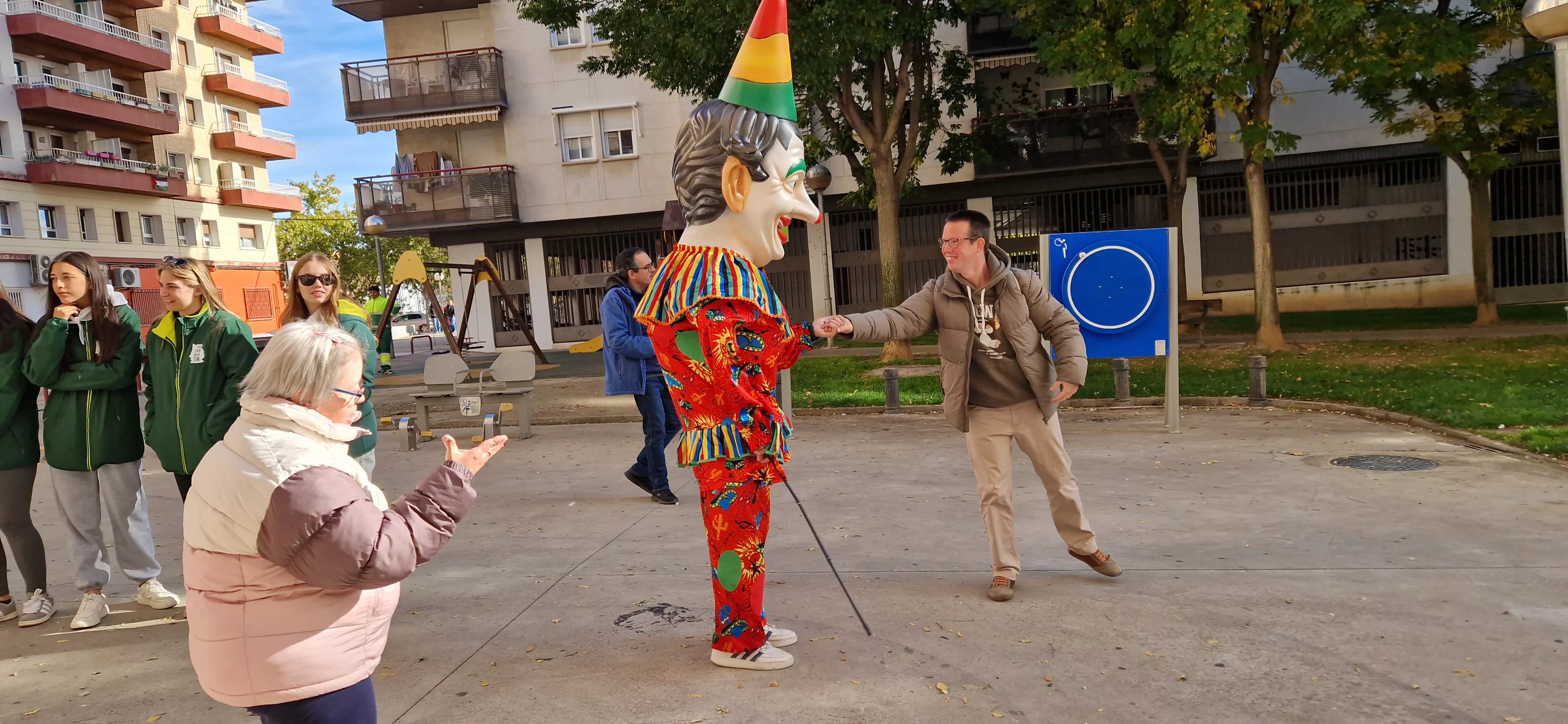 La Abueleta y el Payaso visitando la Asociación Down. Foto Myriam Martínez
