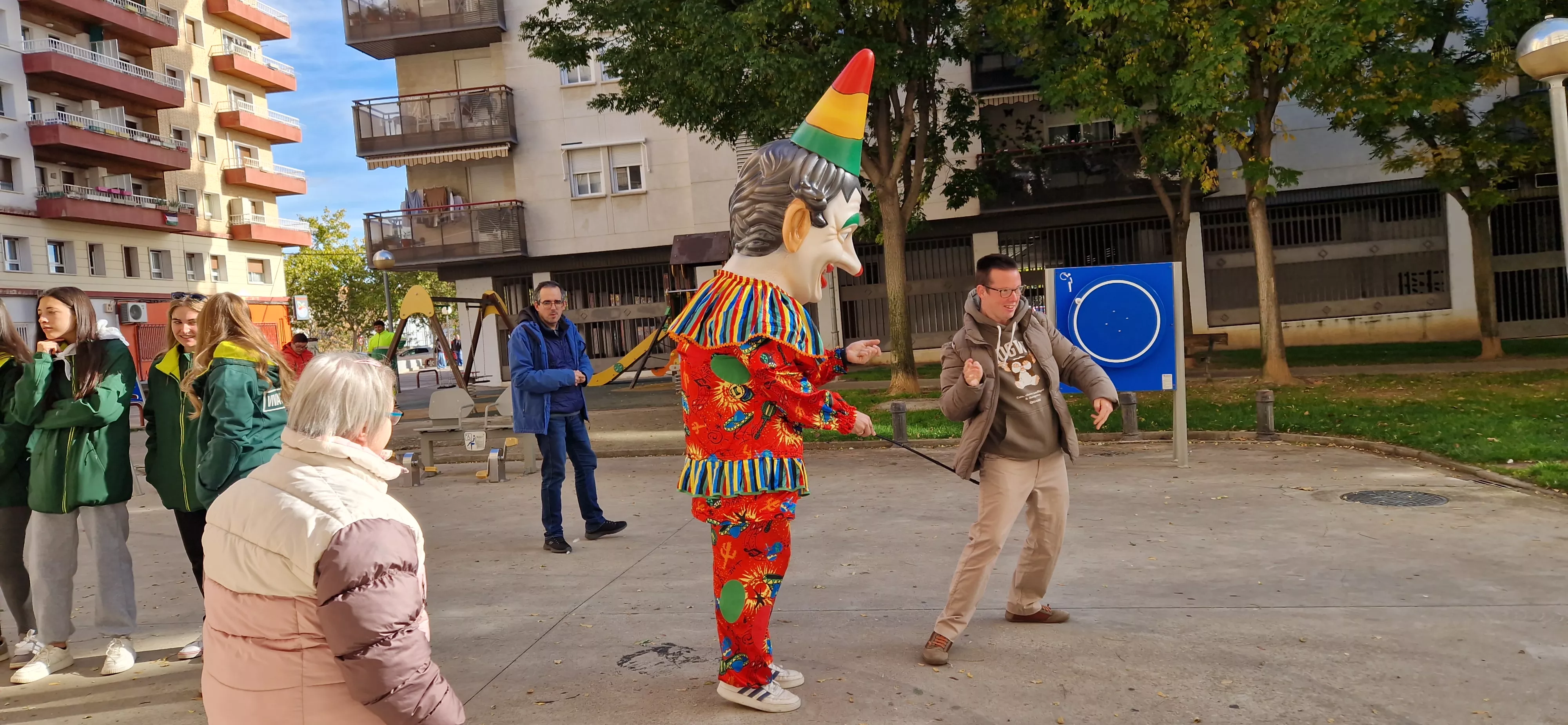La Abueleta y el Payaso visitando la Asociación Down. Foto Myriam Martínez
