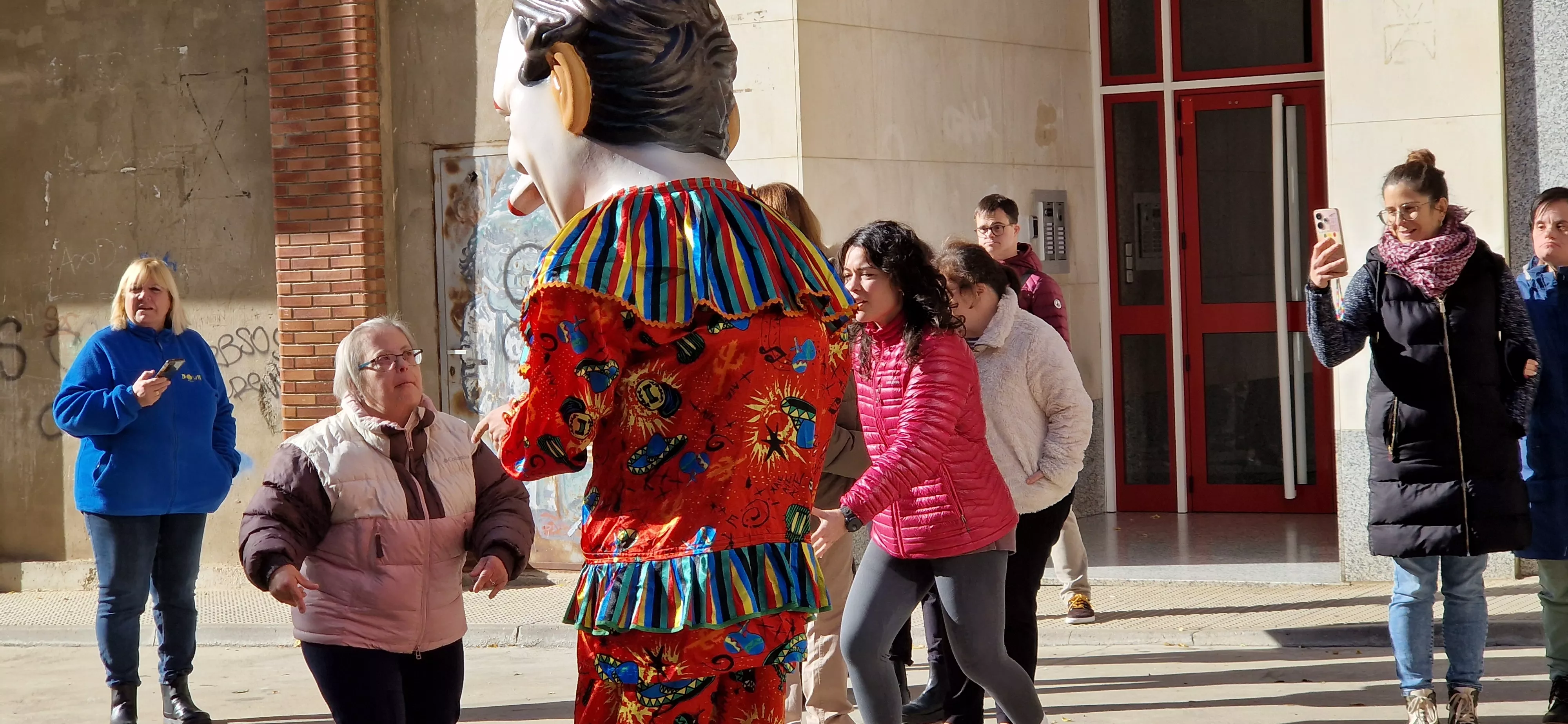La Abueleta y el Payaso visitando la Asociación Down. Foto Myriam Martínez
