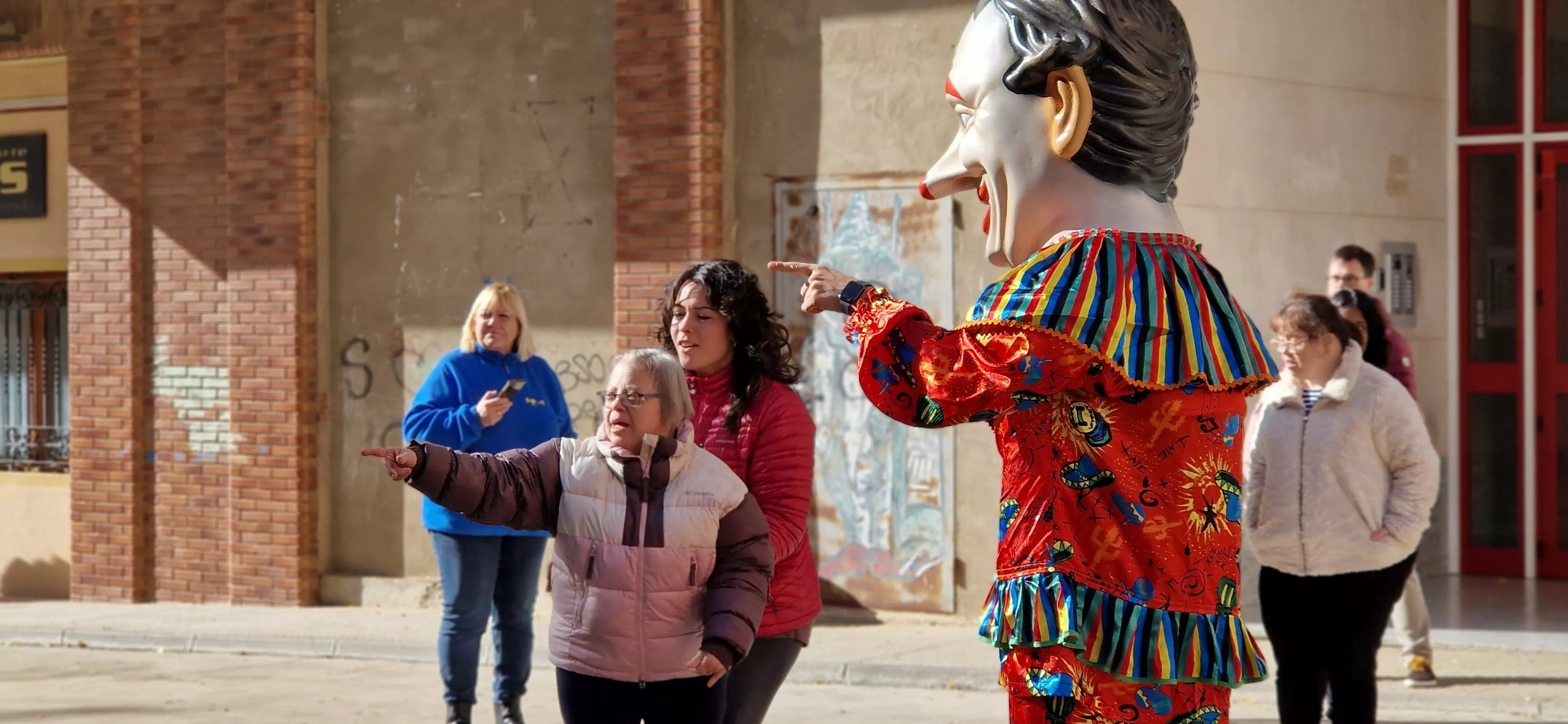 La Abueleta y el Payaso visitando la Asociación Down. Foto Myriam Martínez