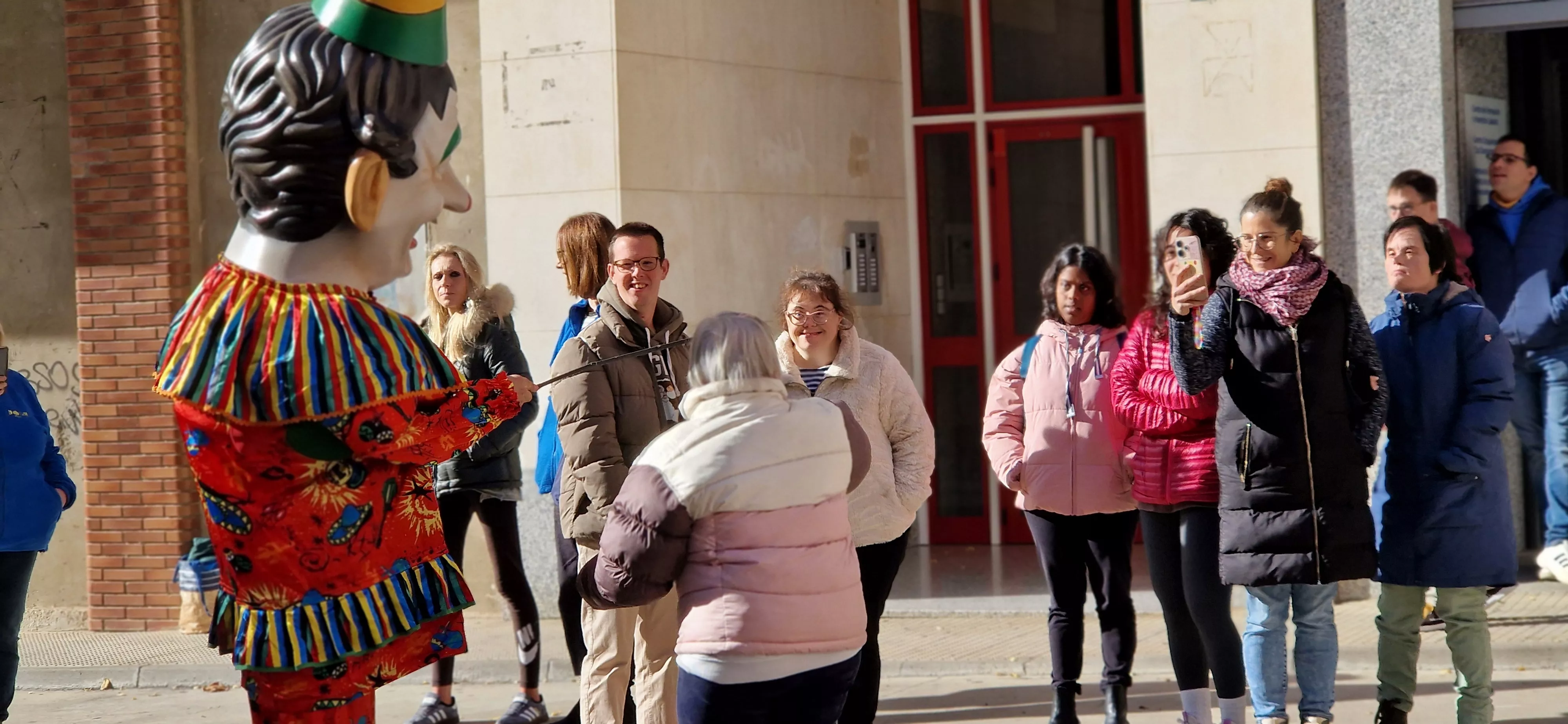 La Abueleta y el Payaso visitando la Asociación Down. Foto Myriam Martínez