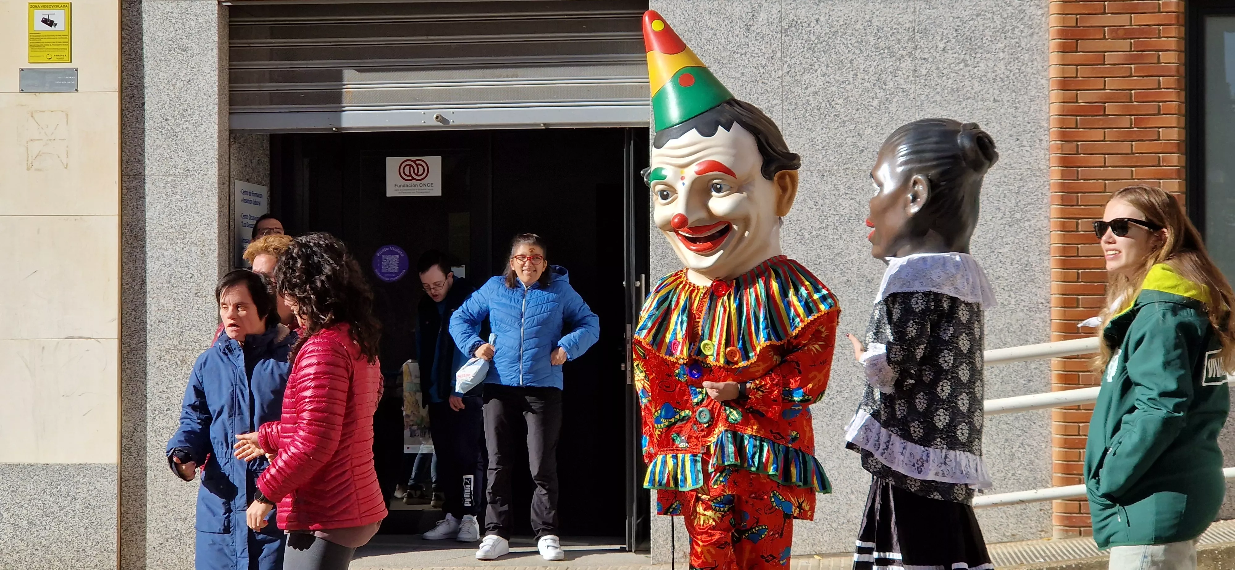 La Abueleta y el Payaso visitando la Asociación Down. Foto Myriam Martínez