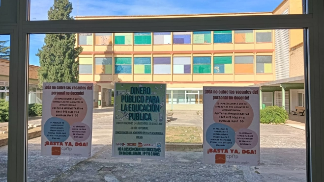 Los carteles denuncian en el centro la situación. Los carteles denuncian en el centro la situación.