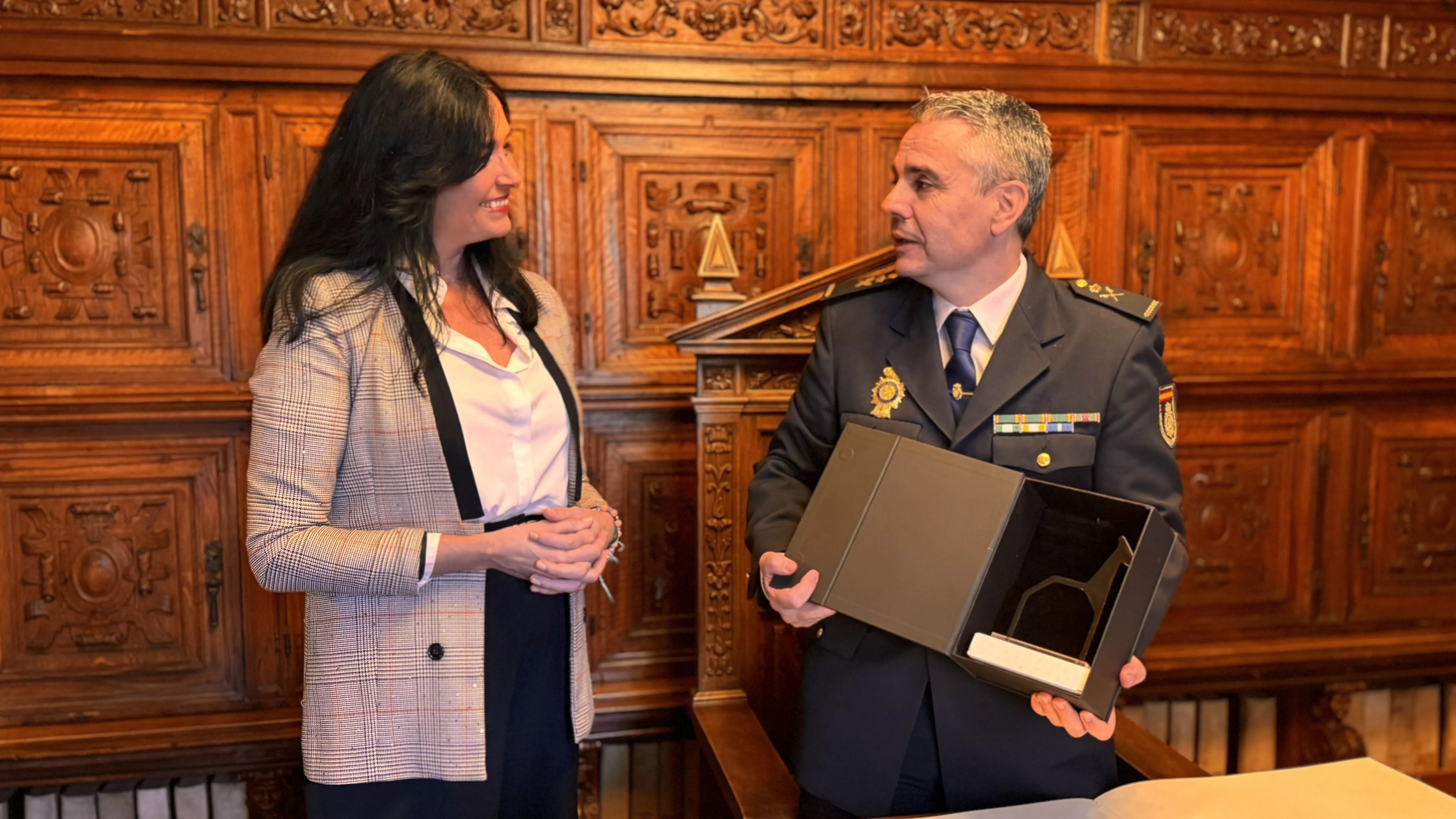 La alcaldesa Lorena Orduna y el El nuevo jefe superior de Policía de Aragón, José Ángel Sanz.