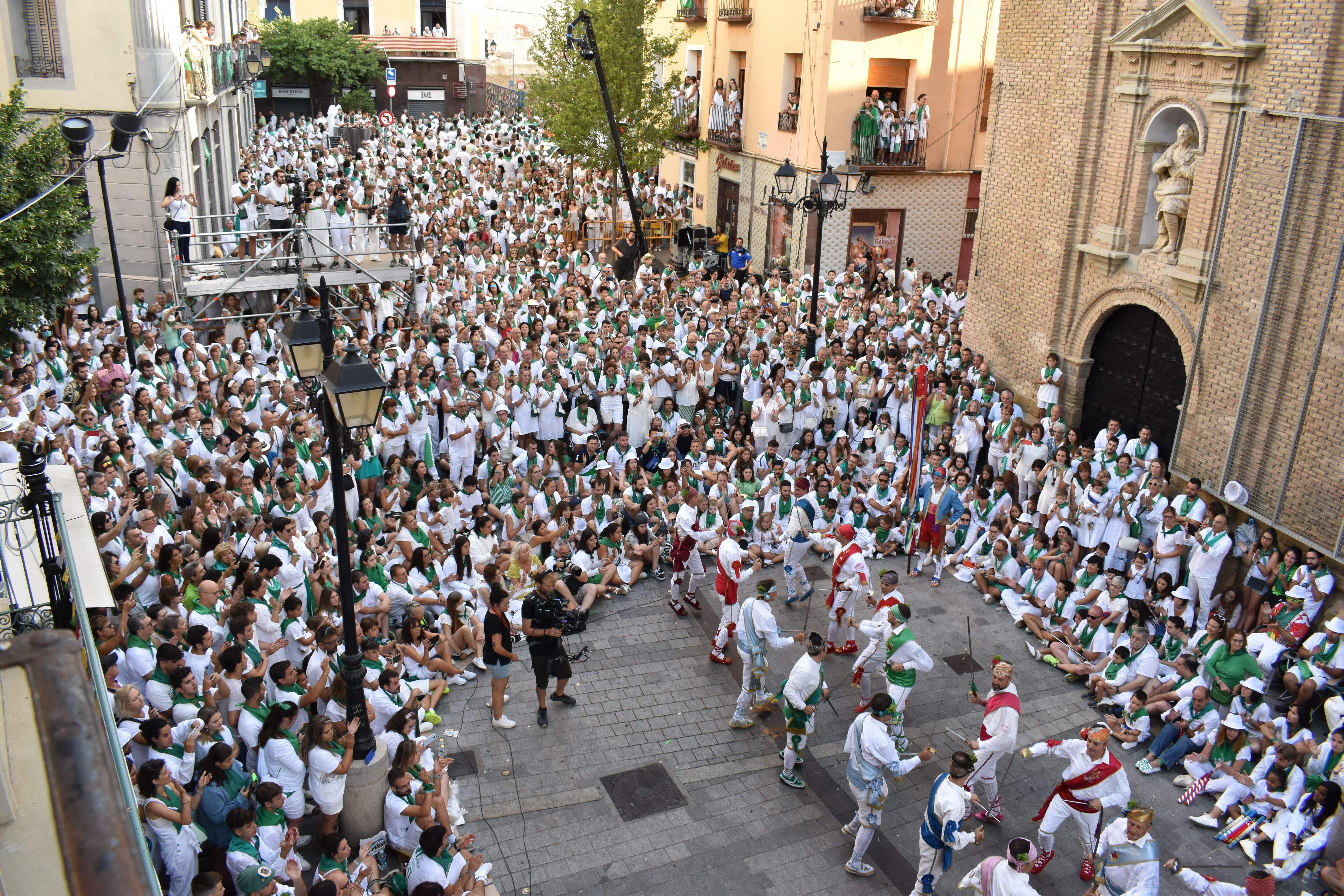 Vista del público congregado para ver a los danzantes tras dos años sin fiestas. Foto: Carlos Jalle