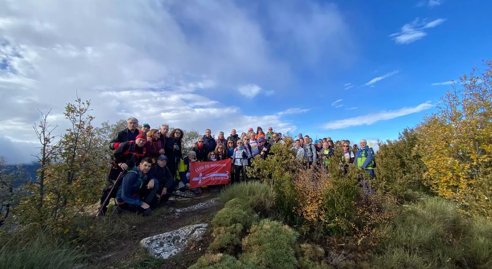 Foto de familia de los caminantes javieres en el Pico Presín. Foto Juanlu Herrero Foto de familia de los caminantes javieres en el Pico Presín. Foto Juanlu Herrero