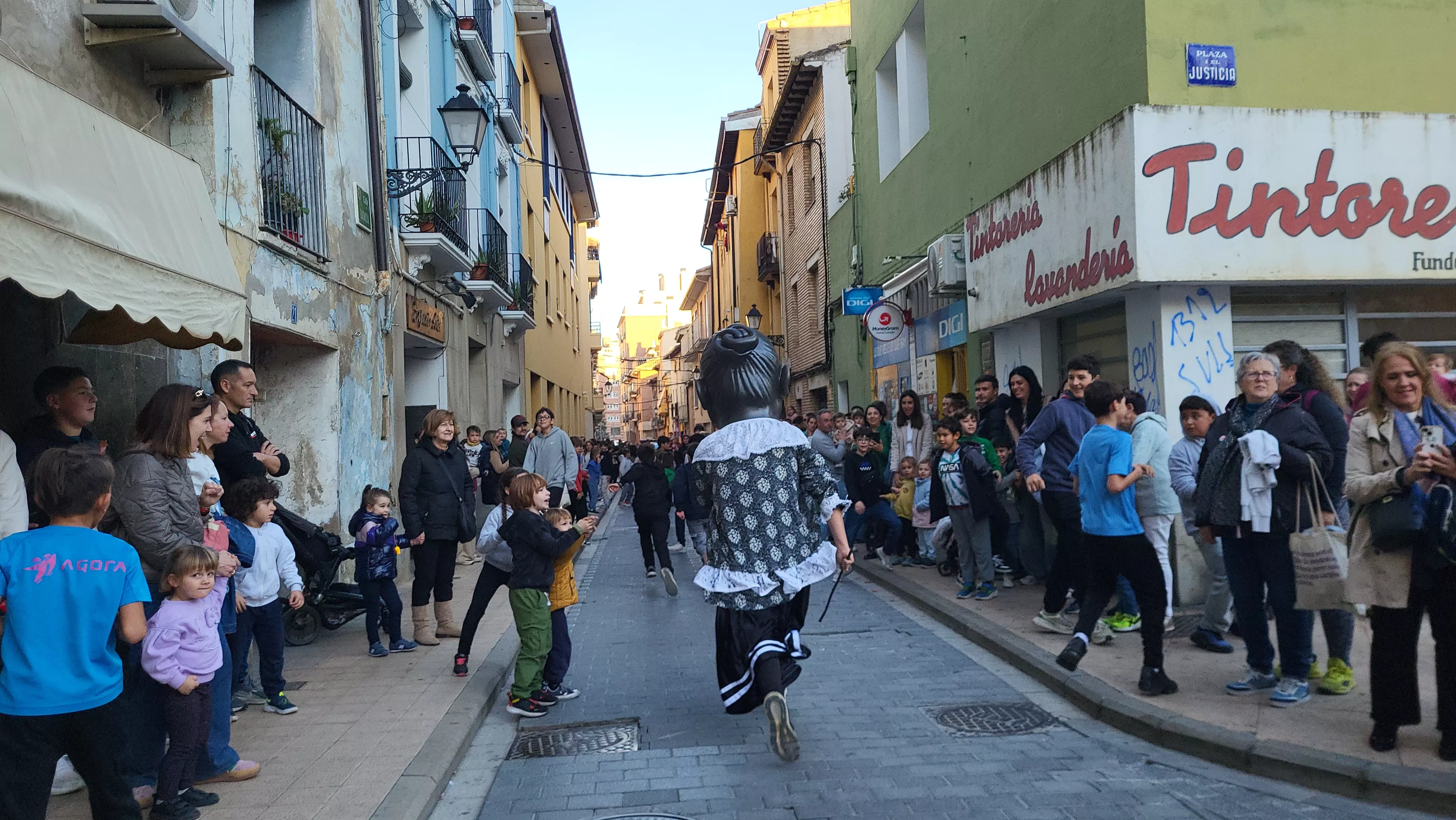 Primera salida de la Abueleta y el Payaso en las fiestas de San Martín. Foto Mercedes Manterola