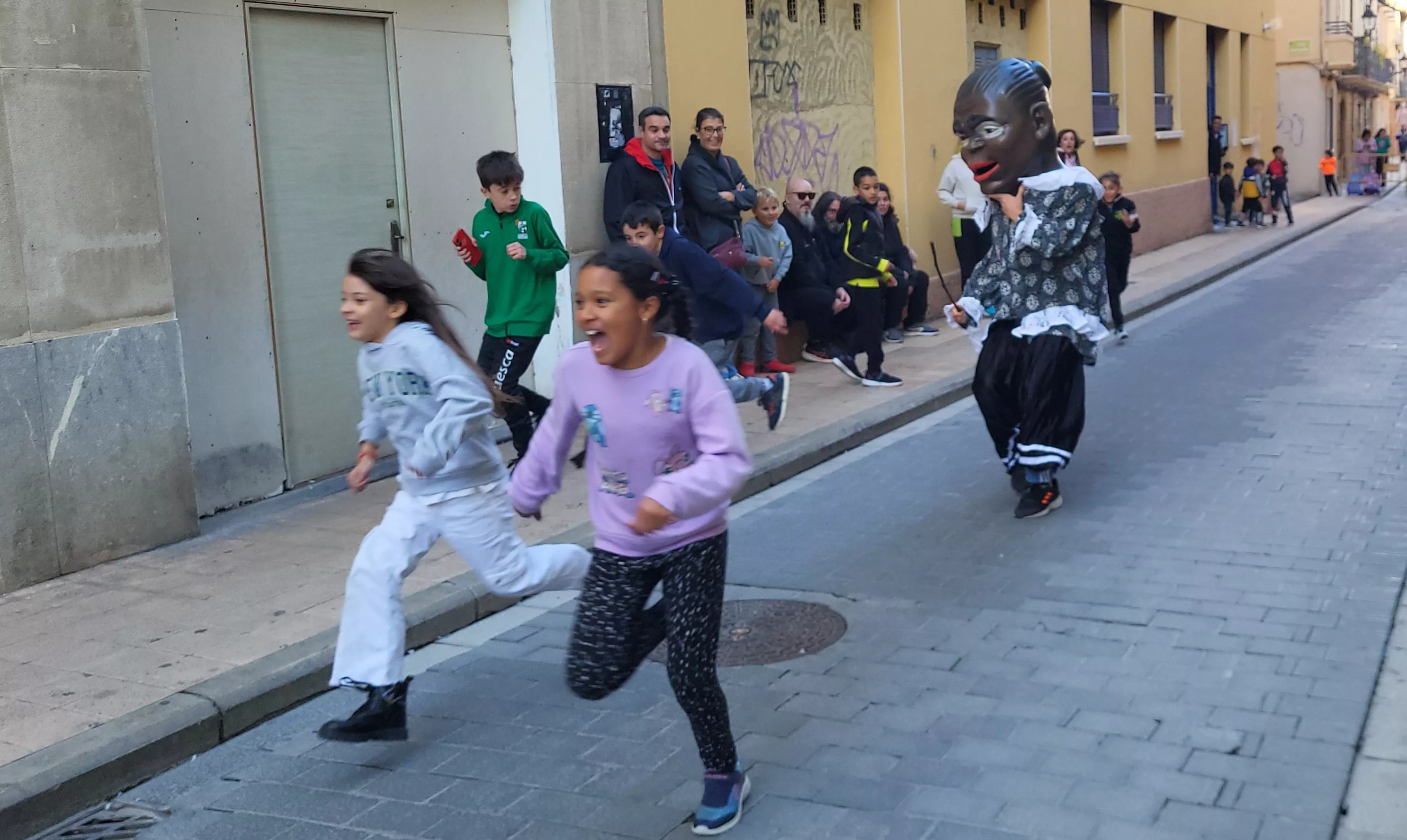 Primera salida de la Abueleta y el Payaso en las fiestas de San Martín. Foto Mercedes Manterola