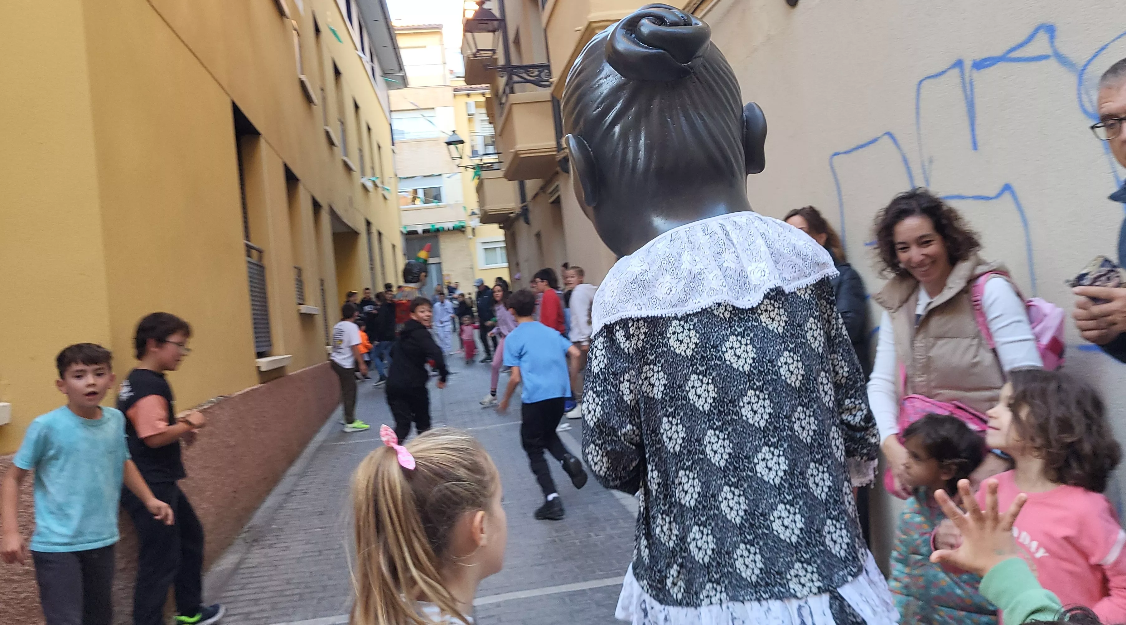 Primera salida de la Abueleta y el Payaso en las fiestas de San Martín. Foto Mercedes Manterola