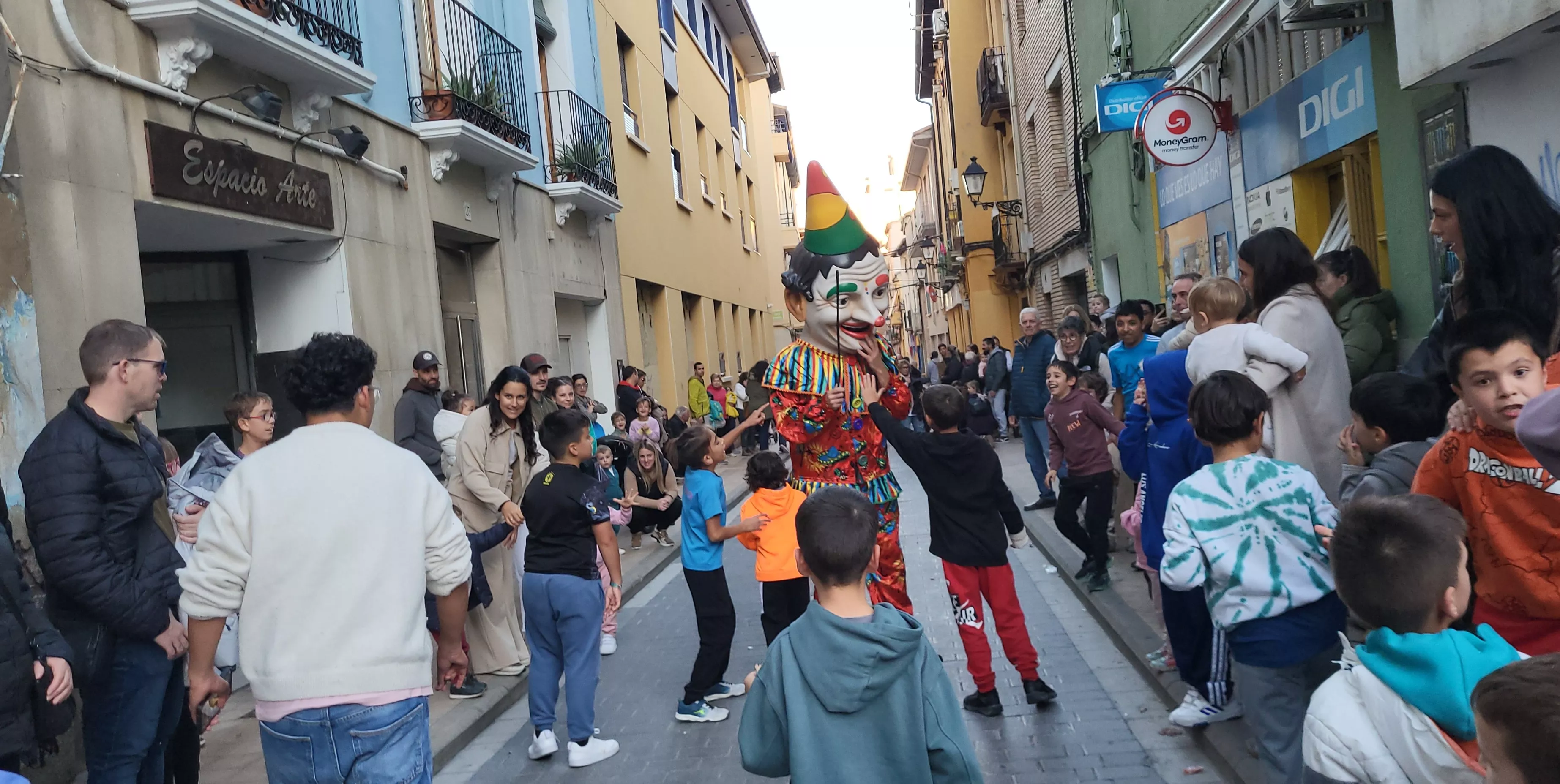 Primera salida de la Abueleta y el Payaso en las fiestas de San Martín. Foto Mercedes Manterola