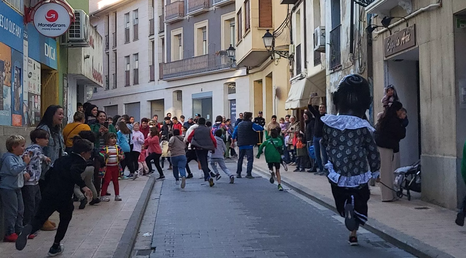Primera salida de la Abueleta y el Payaso en las fiestas de San Martín. Foto Mercedes Manterola