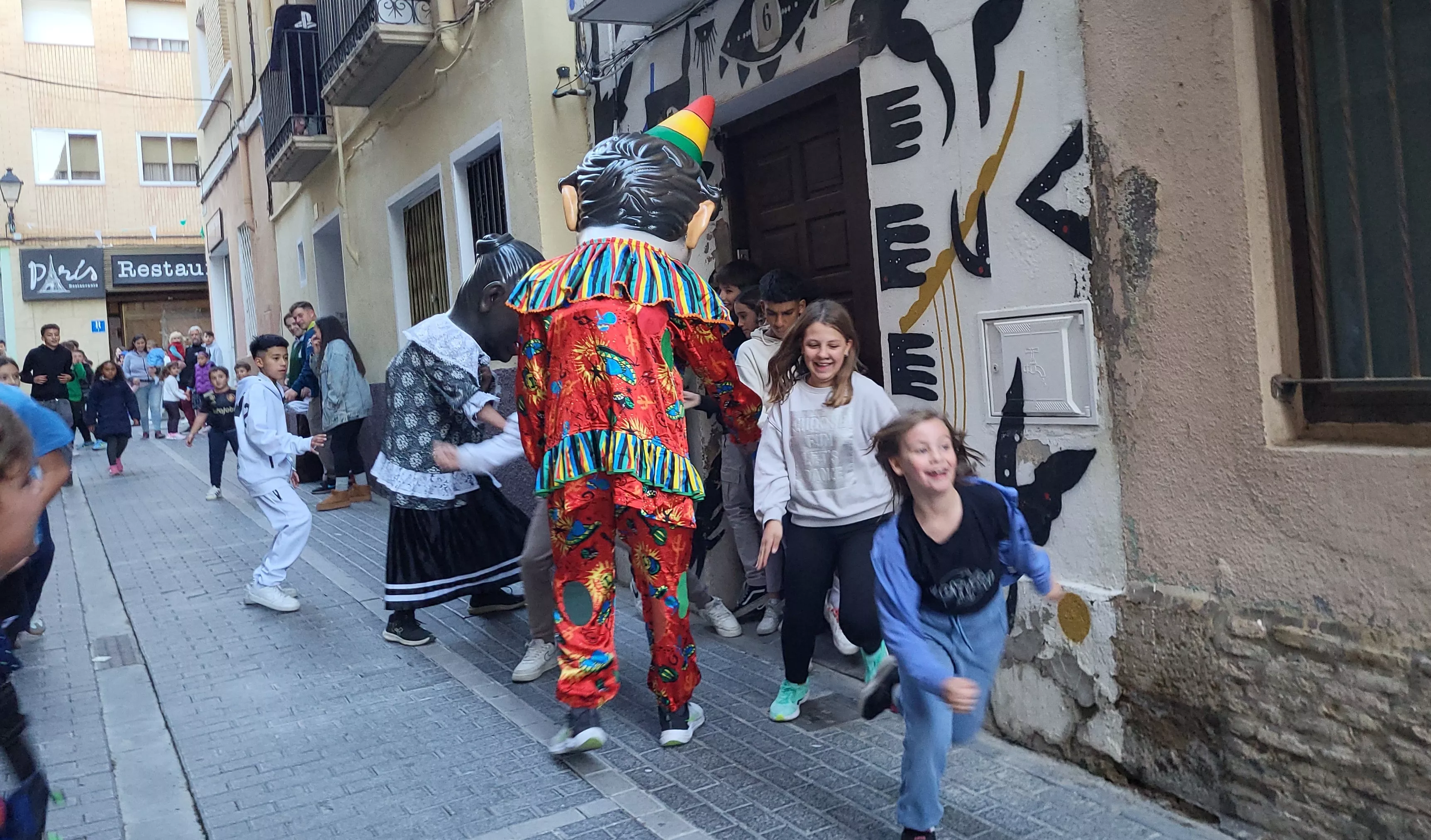 Primera salida de la Abueleta y el Payaso en las fiestas de San Martín. Foto Mercedes Manterola
