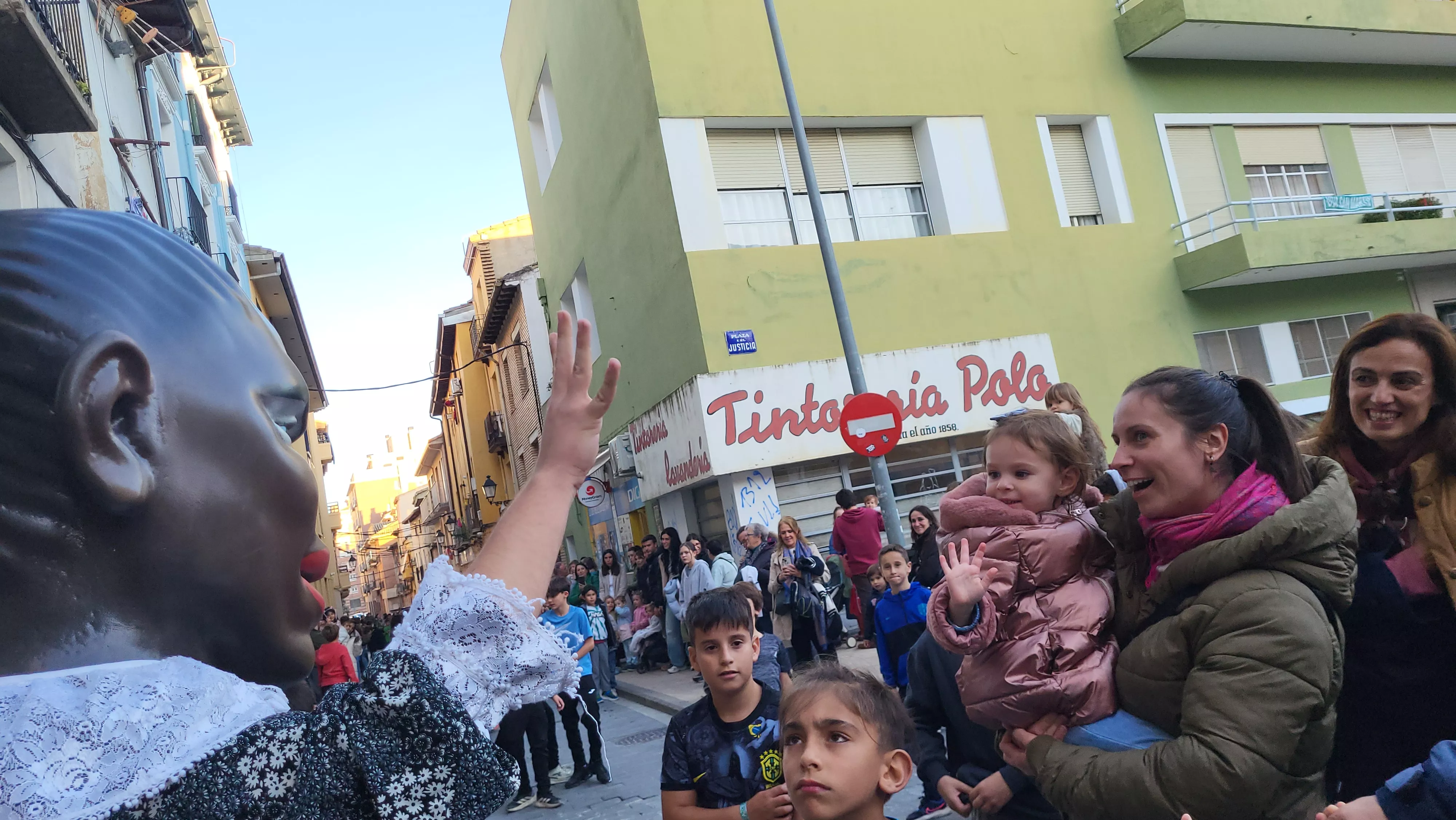 Primera salida de la Abueleta y el Payaso en las fiestas de San Martín. Foto Mercedes Manterola