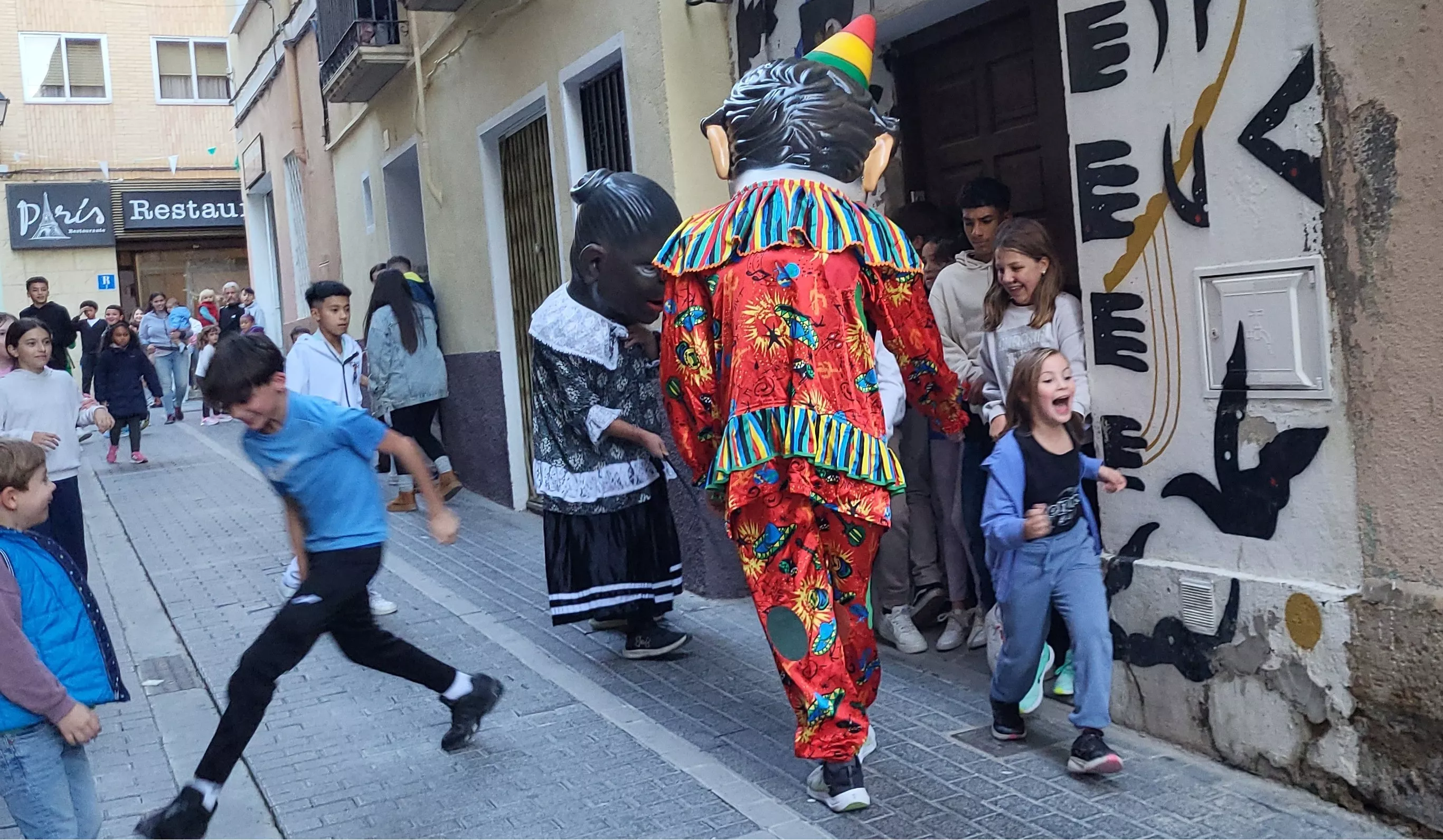 Primera salida de la Abueleta y el Payaso en las fiestas de San Martín. Foto Mercedes Manterola