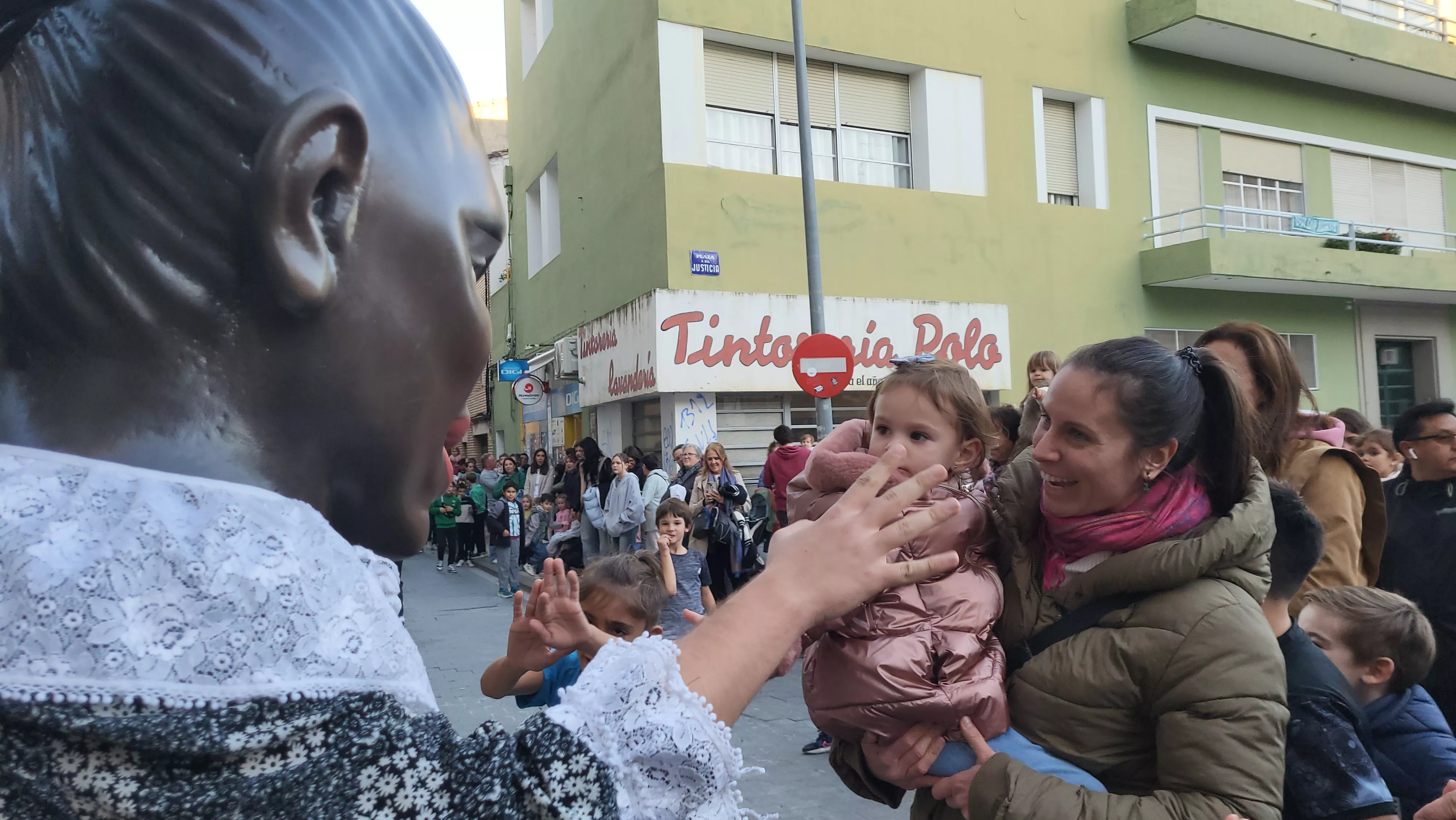Primera salida de la Abueleta y el Payaso en las fiestas de San Martín. Foto Mercedes Manterola