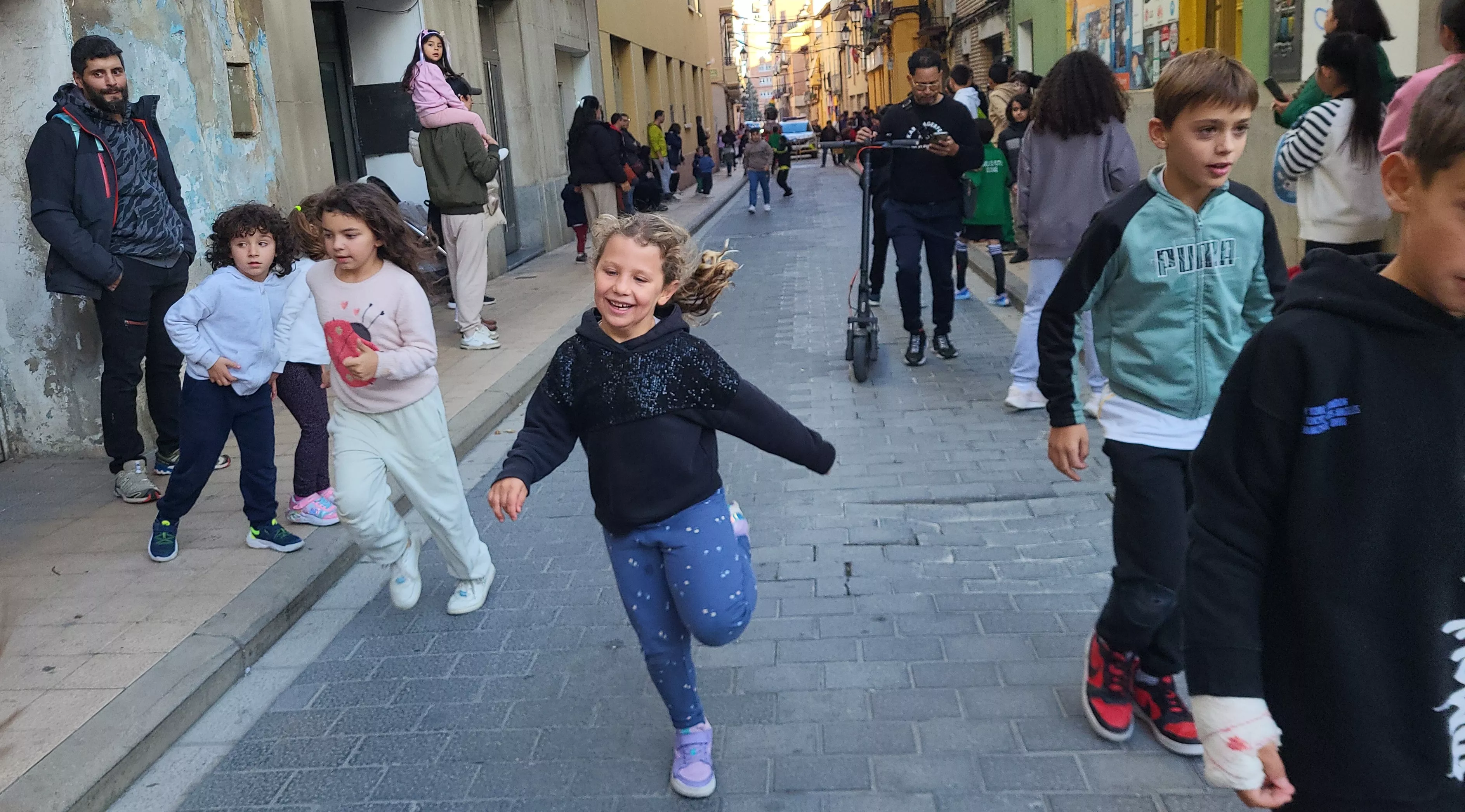 Primera salida de la Abueleta y el Payaso en las fiestas de San Martín. Foto Mercedes Manterola
