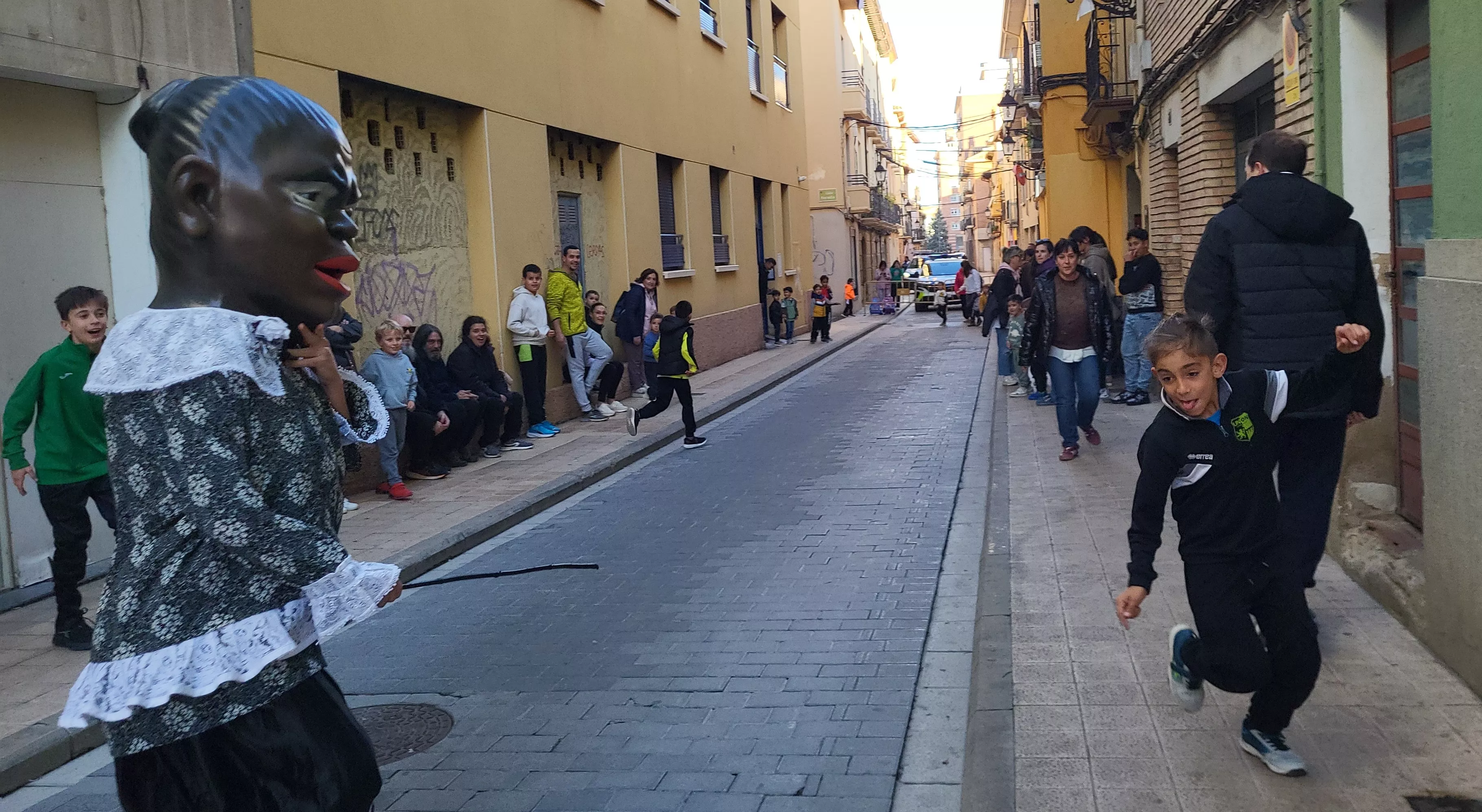 Primera salida de la Abueleta y el Payaso en las fiestas de San Martín. Foto Mercedes Manterola