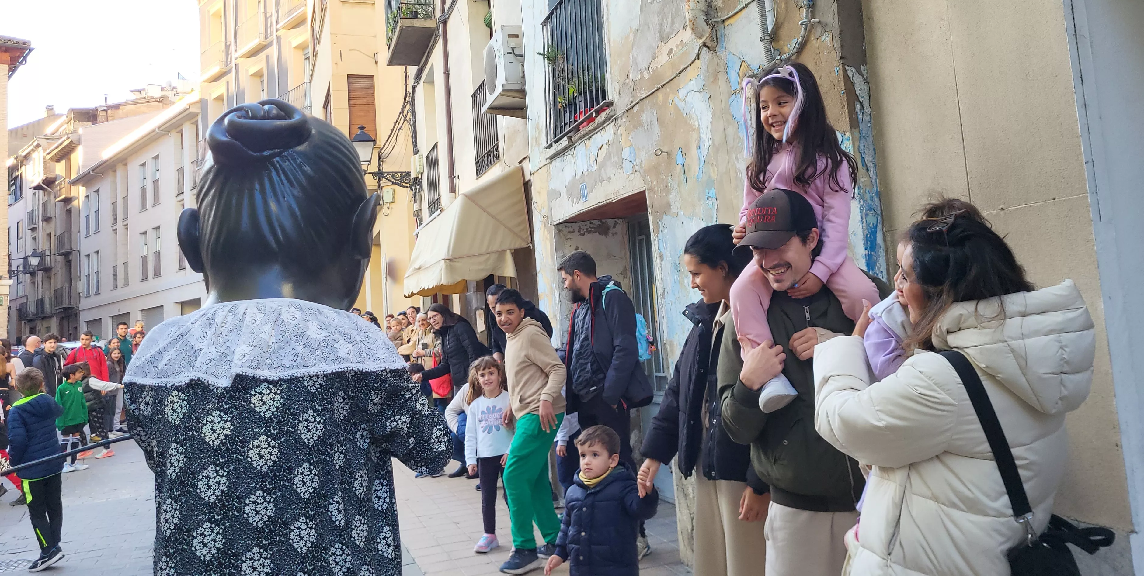 Primera salida de la Abueleta y el Payaso en las fiestas de San Martín. Foto Mercedes Manterola