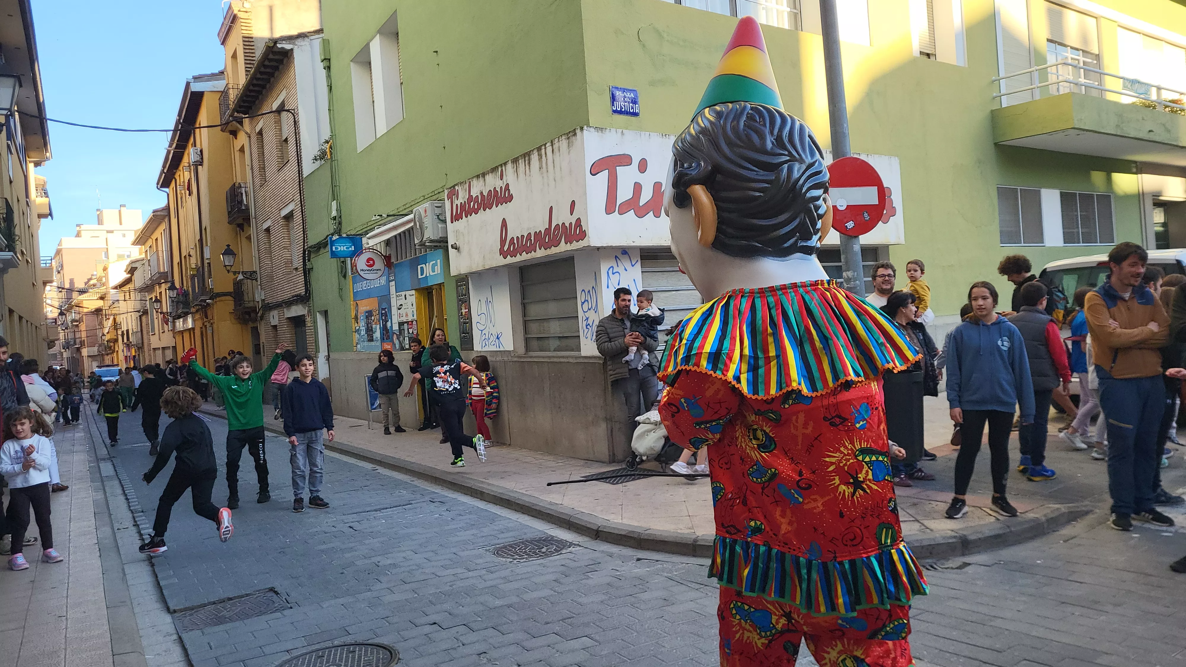 Primera salida de la Abueleta y el Payaso en las fiestas de San Martín. Foto Mercedes Manterola
