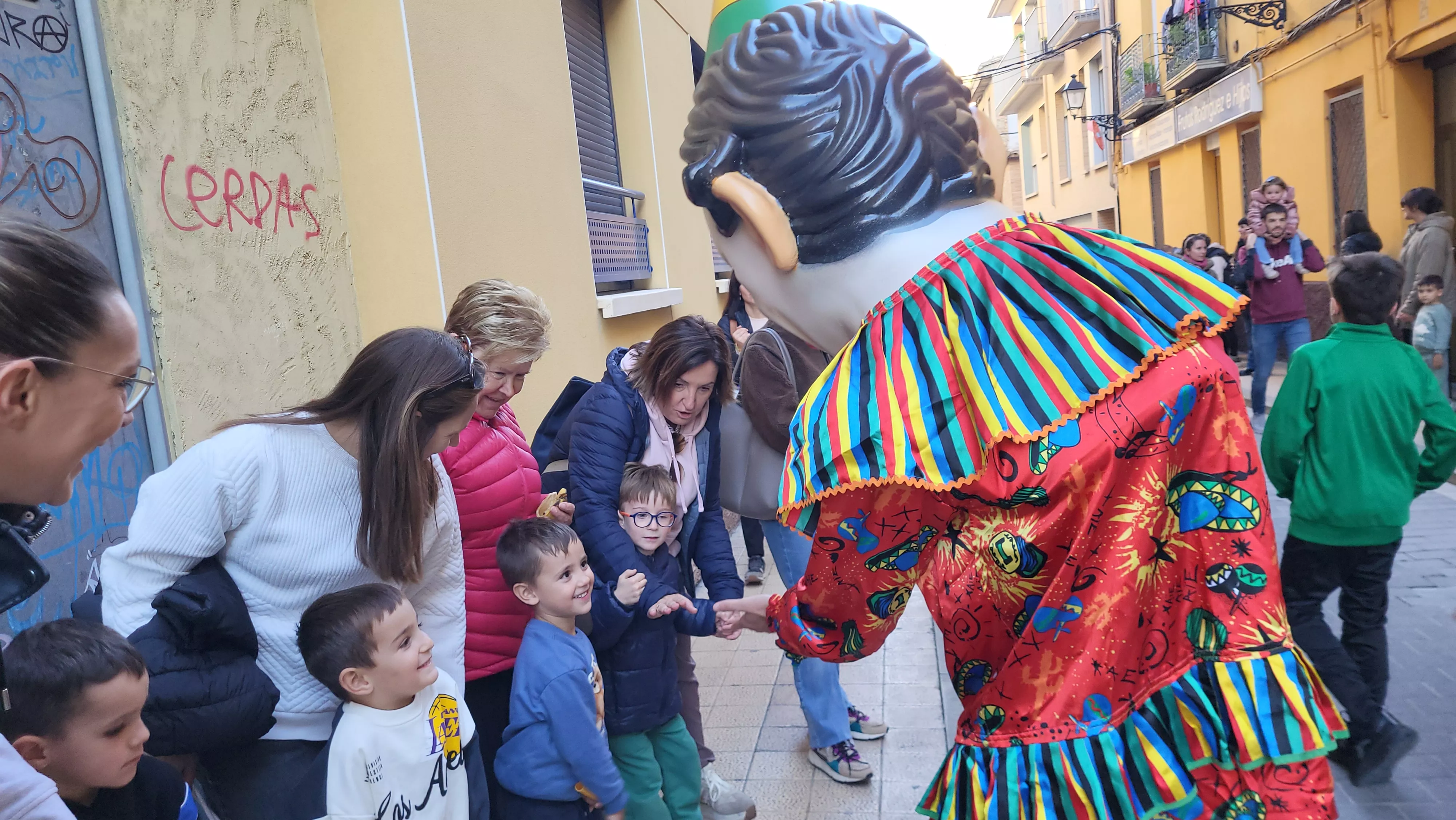 Primera salida de la Abueleta y el Payaso en las fiestas de San Martín. Foto Mercedes Manterola