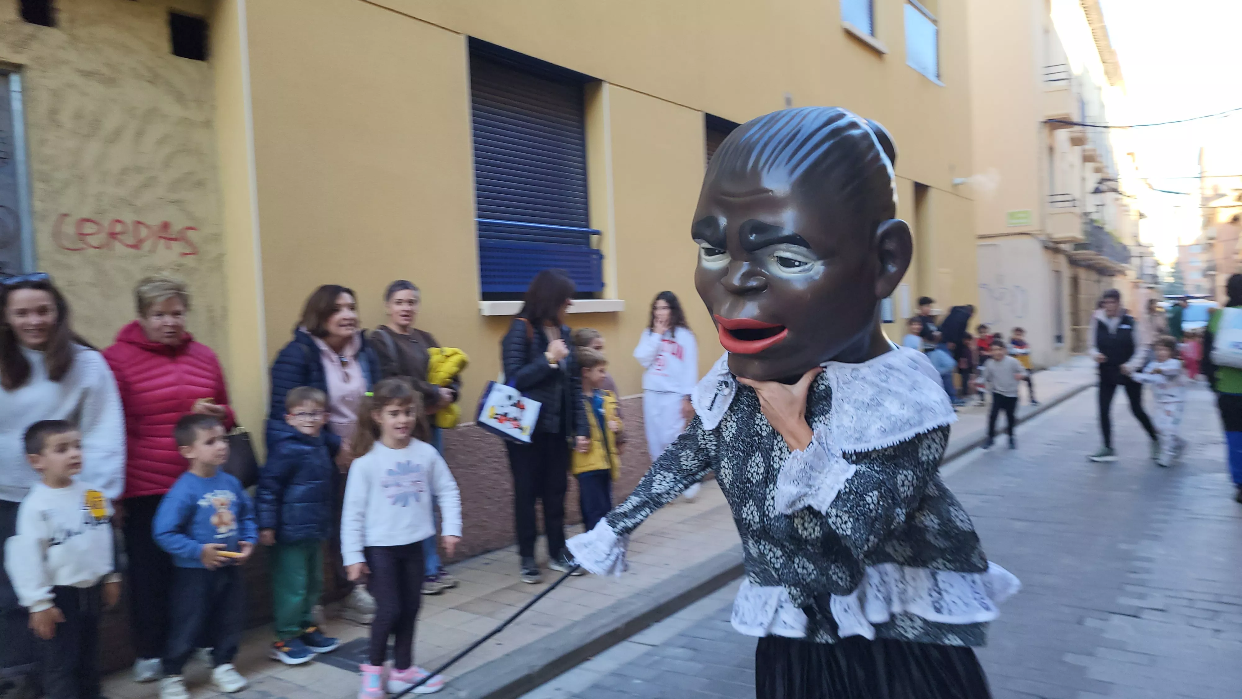 Primera salida de la Abueleta y el Payaso en las fiestas de San Martín. Foto Mercedes Manterola