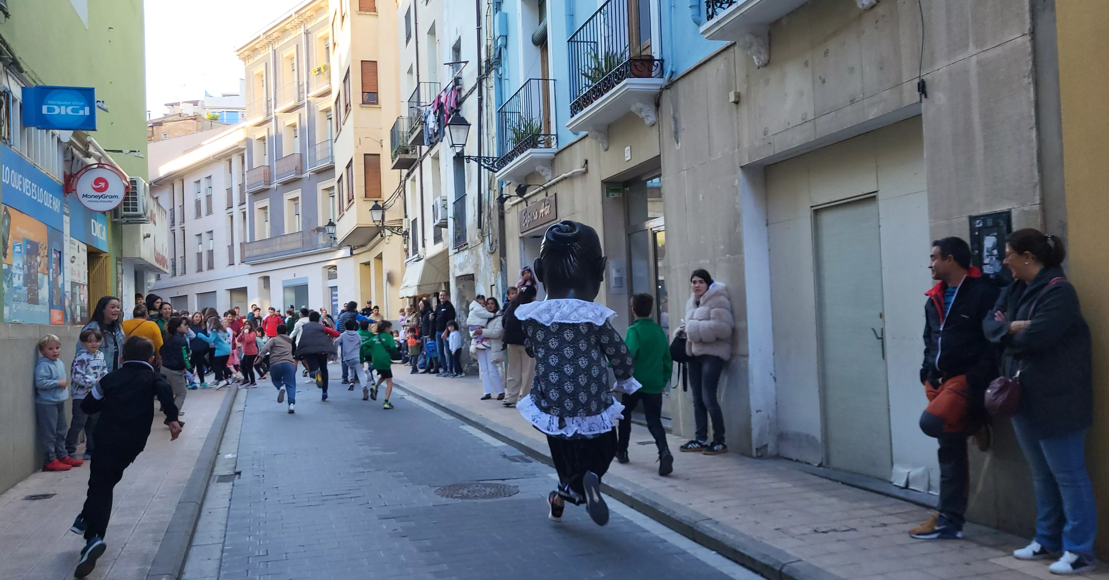Primera salida de la Abueleta y el Payaso en las fiestas de San Martín. Foto Mercedes Manterola