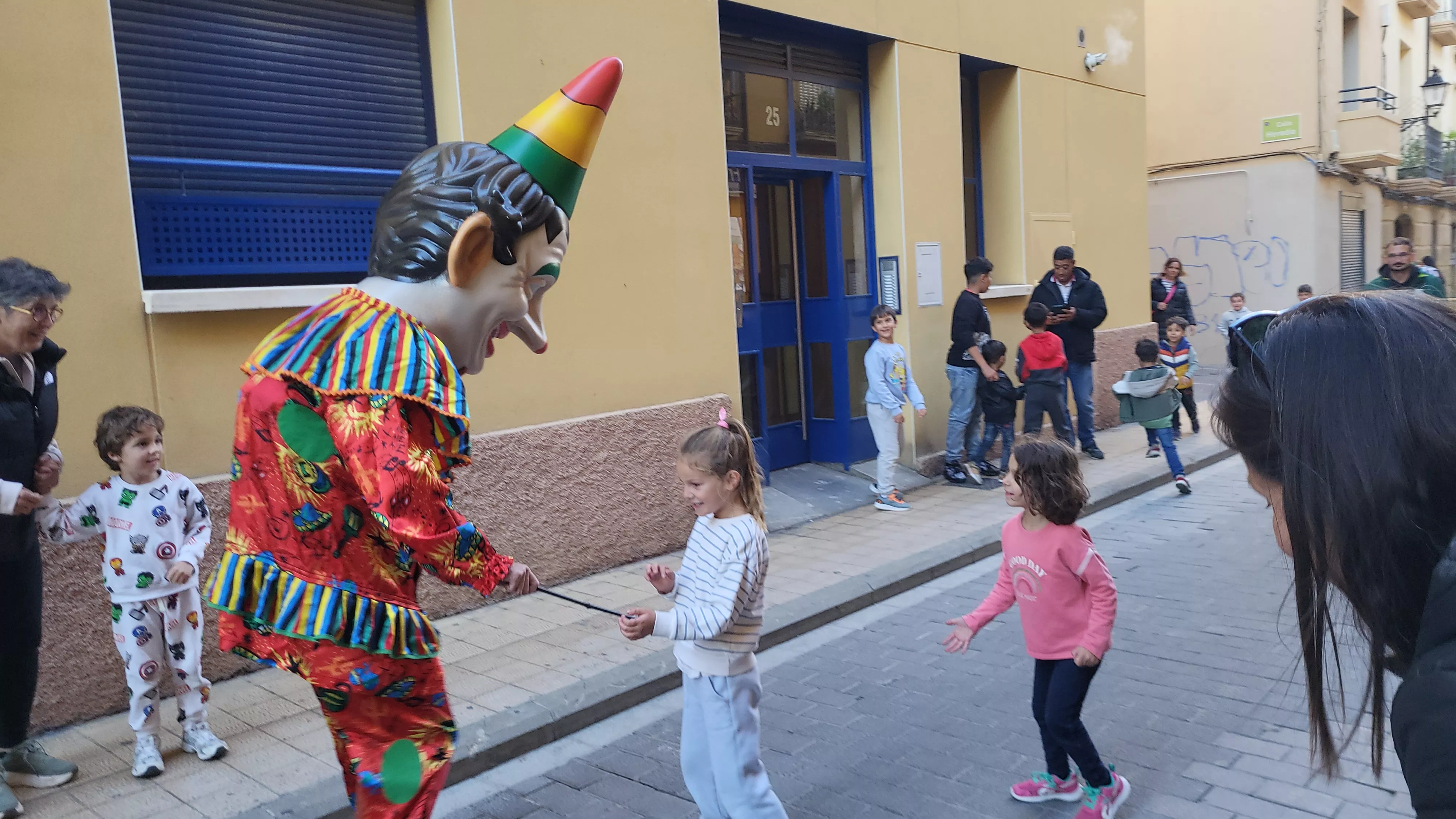 Primera salida de la Abueleta y el Payaso en las fiestas de San Martín. Foto Mercedes Manterola