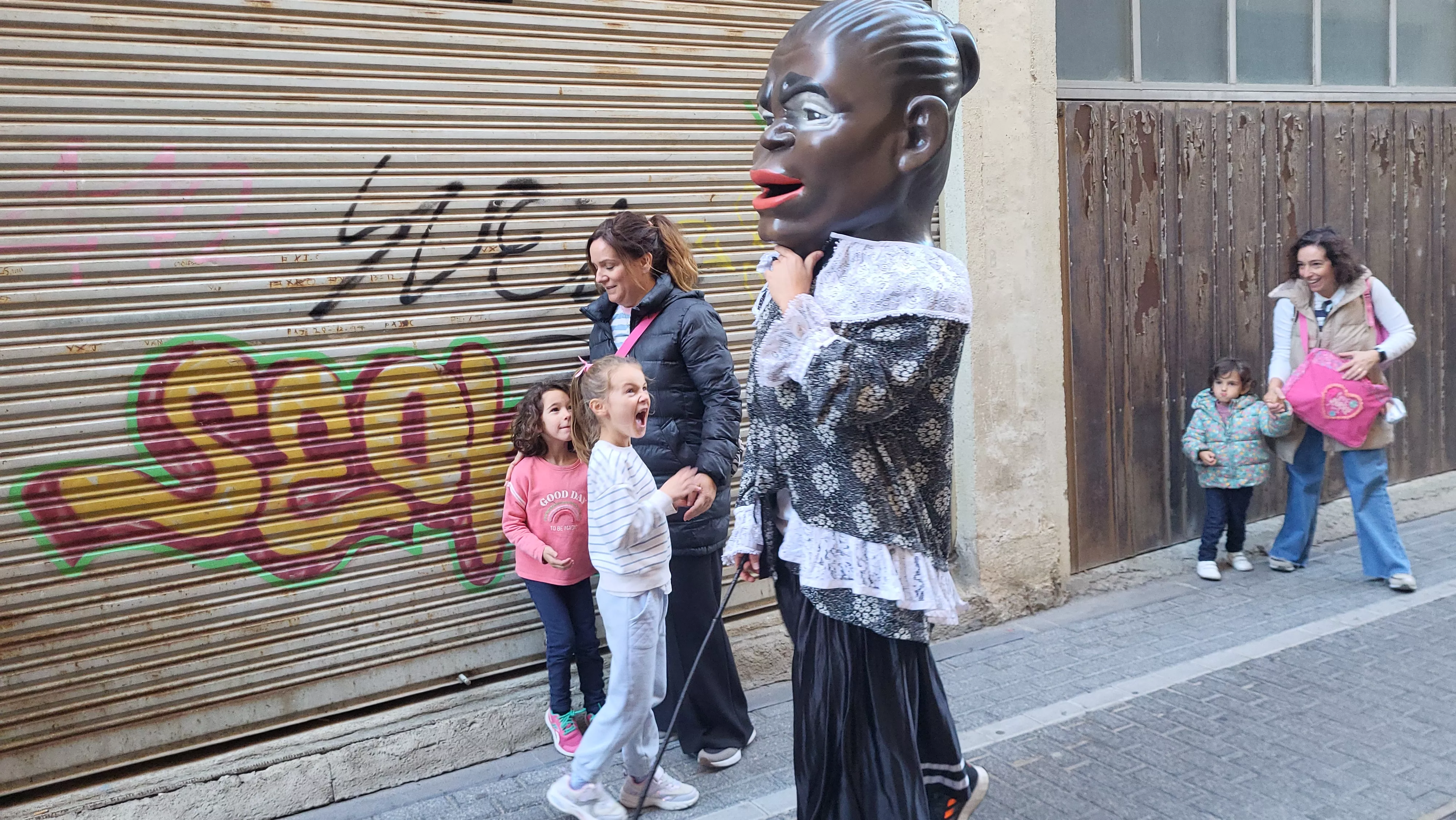 Primera salida de la Abueleta y el Payaso en las fiestas de San Martín. Foto Mercedes Manterola
