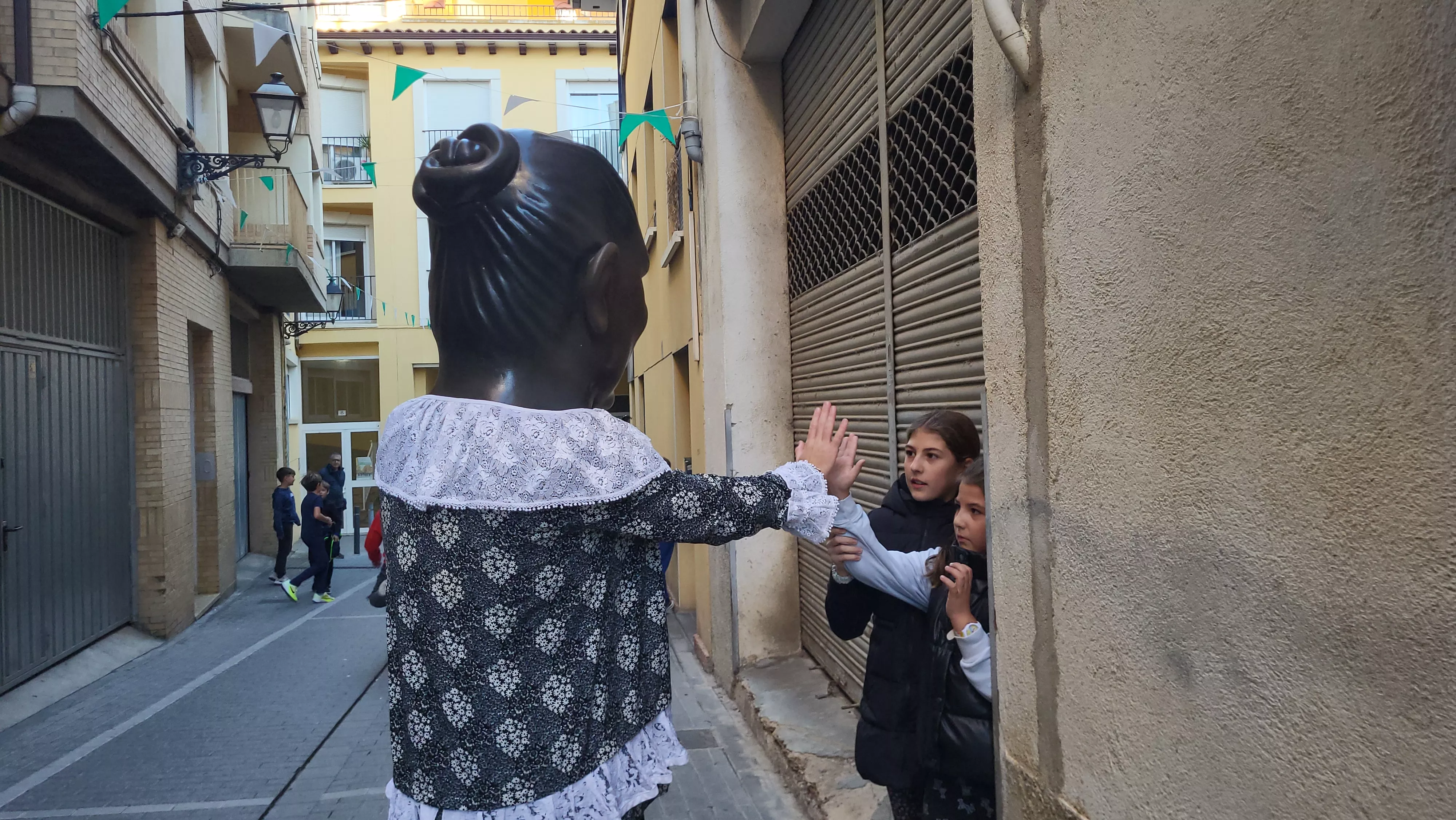 Primera salida de la Abueleta y el Payaso en las fiestas de San Martín. Foto Mercedes Manterola