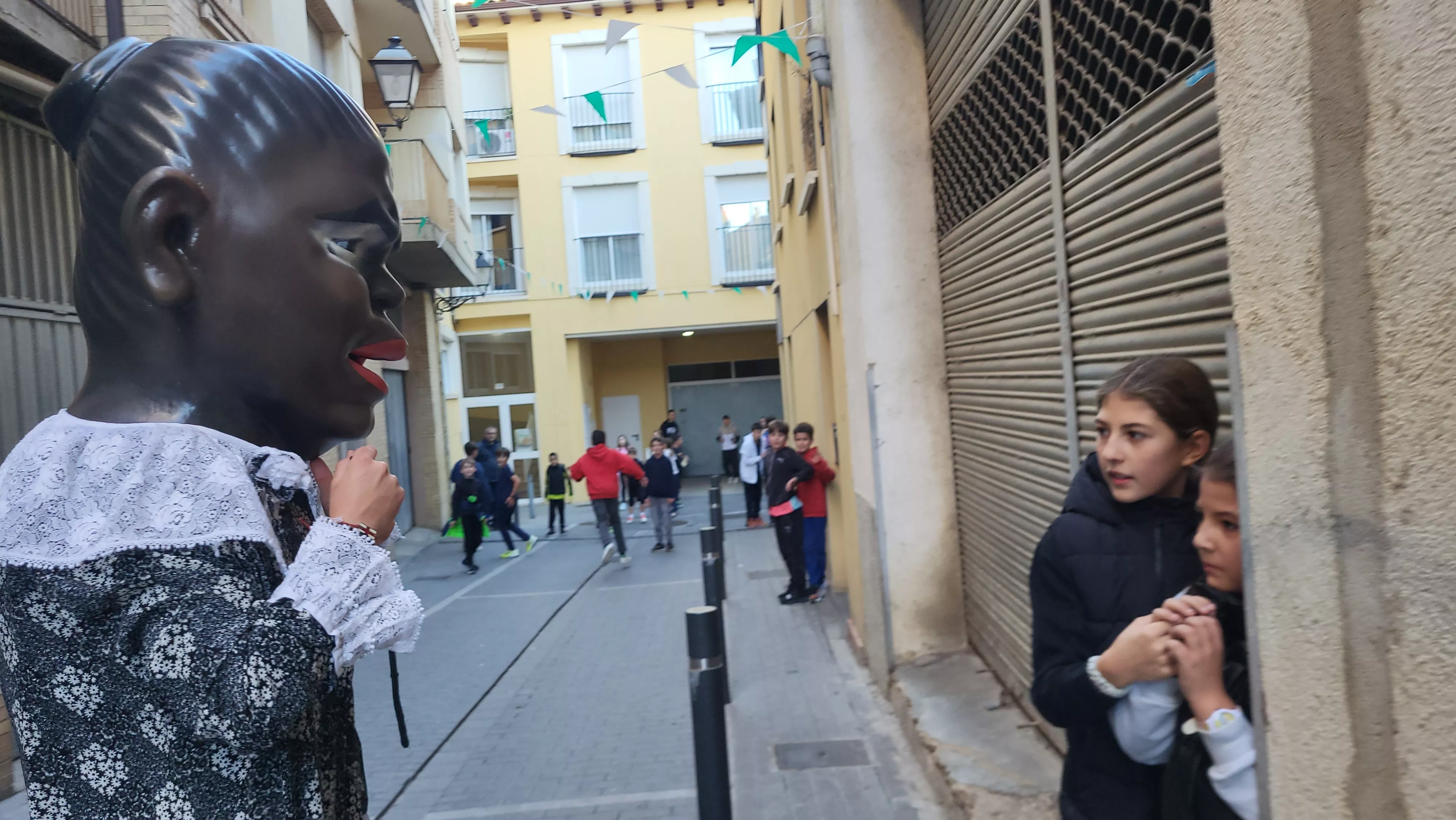 Primera salida de la Abueleta y el Payaso en las fiestas de San Martín. Foto Mercedes Manterola