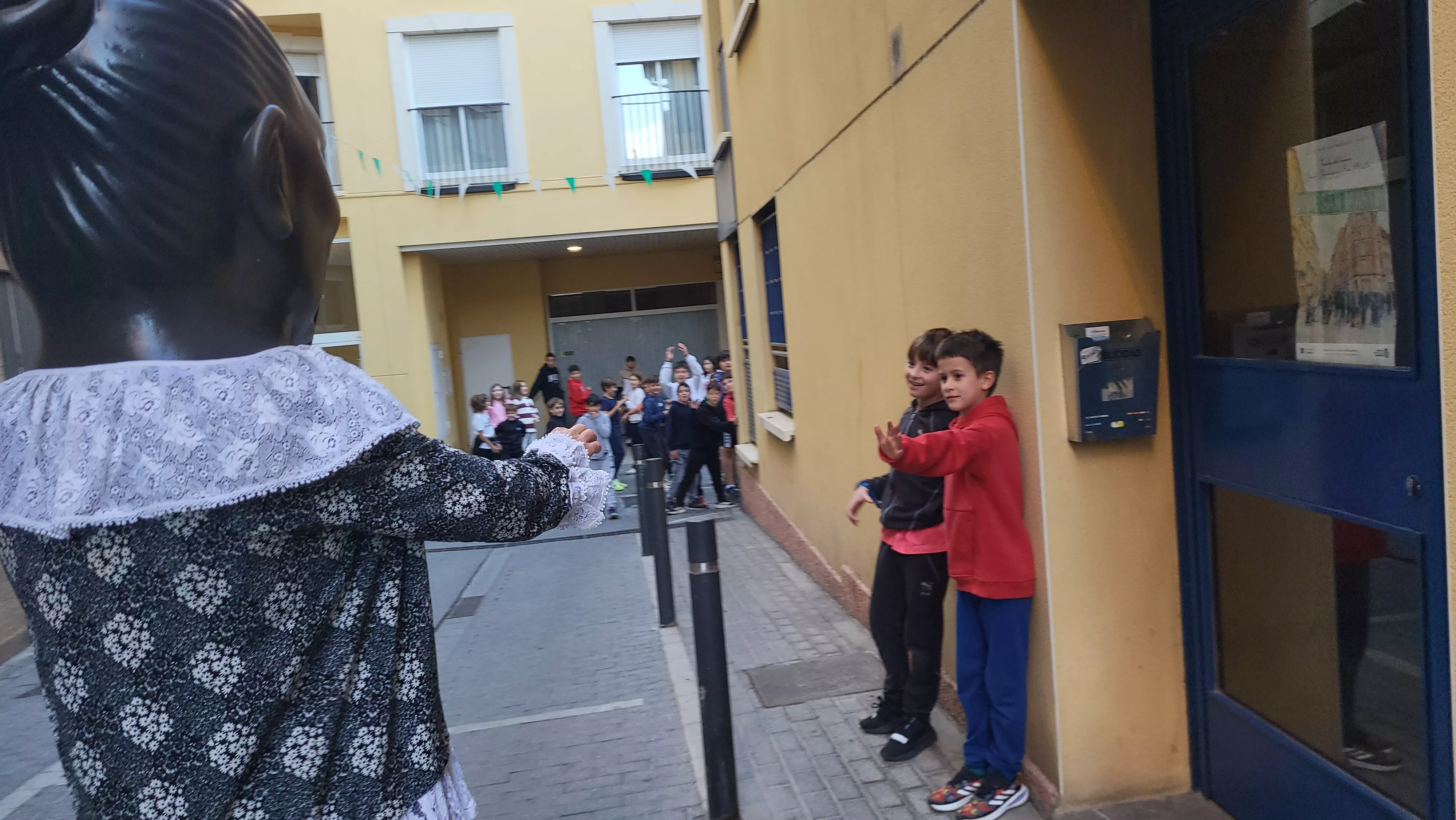 Primera salida de la Abueleta y el Payaso en las fiestas de San Martín. Foto Mercedes Manterola