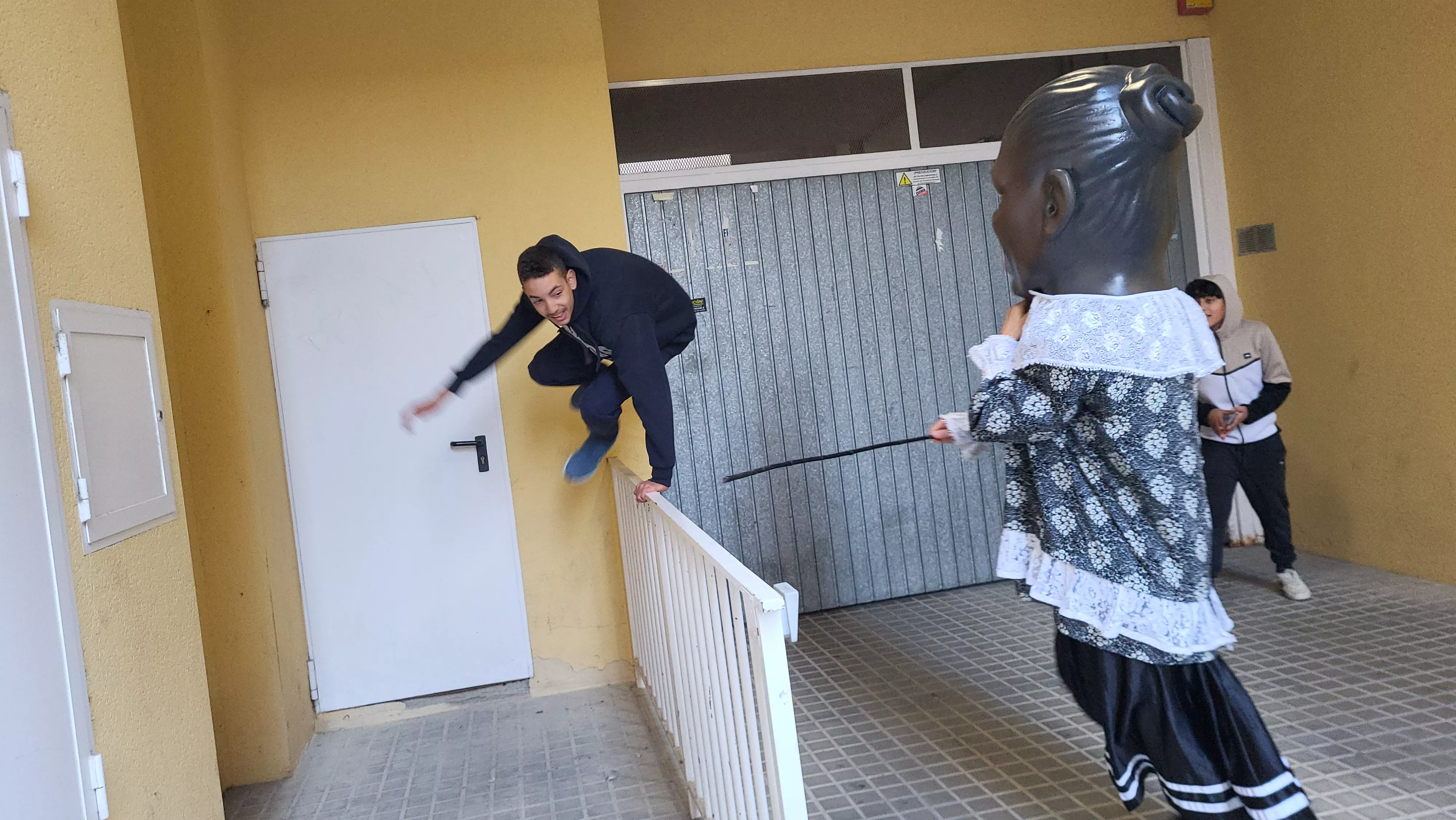 Primera salida de la Abueleta y el Payaso en las fiestas de San Martín. Foto Mercedes Manterola