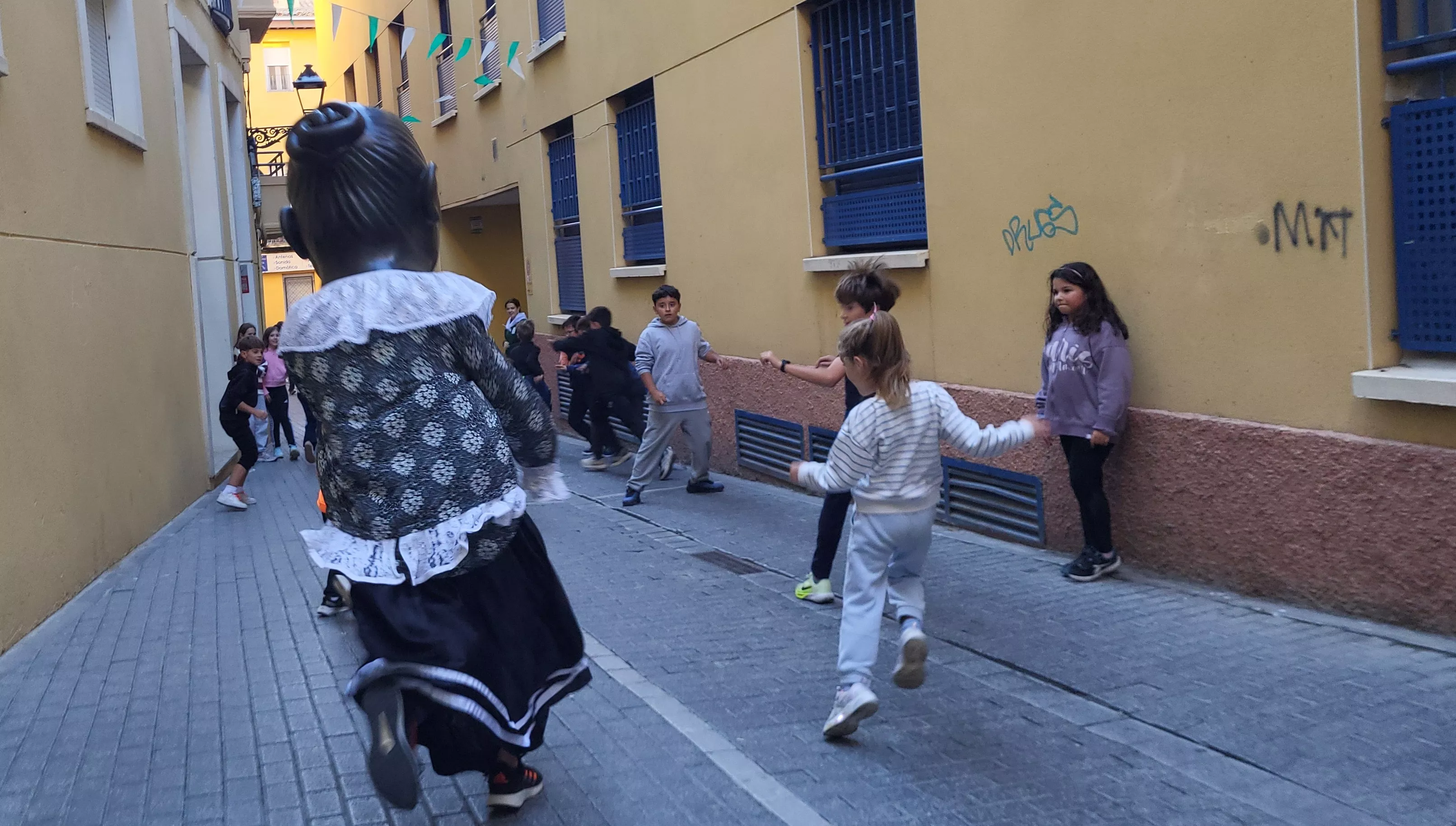 Primera salida de la Abueleta y el Payaso en las fiestas de San Martín. Foto Mercedes Manterola