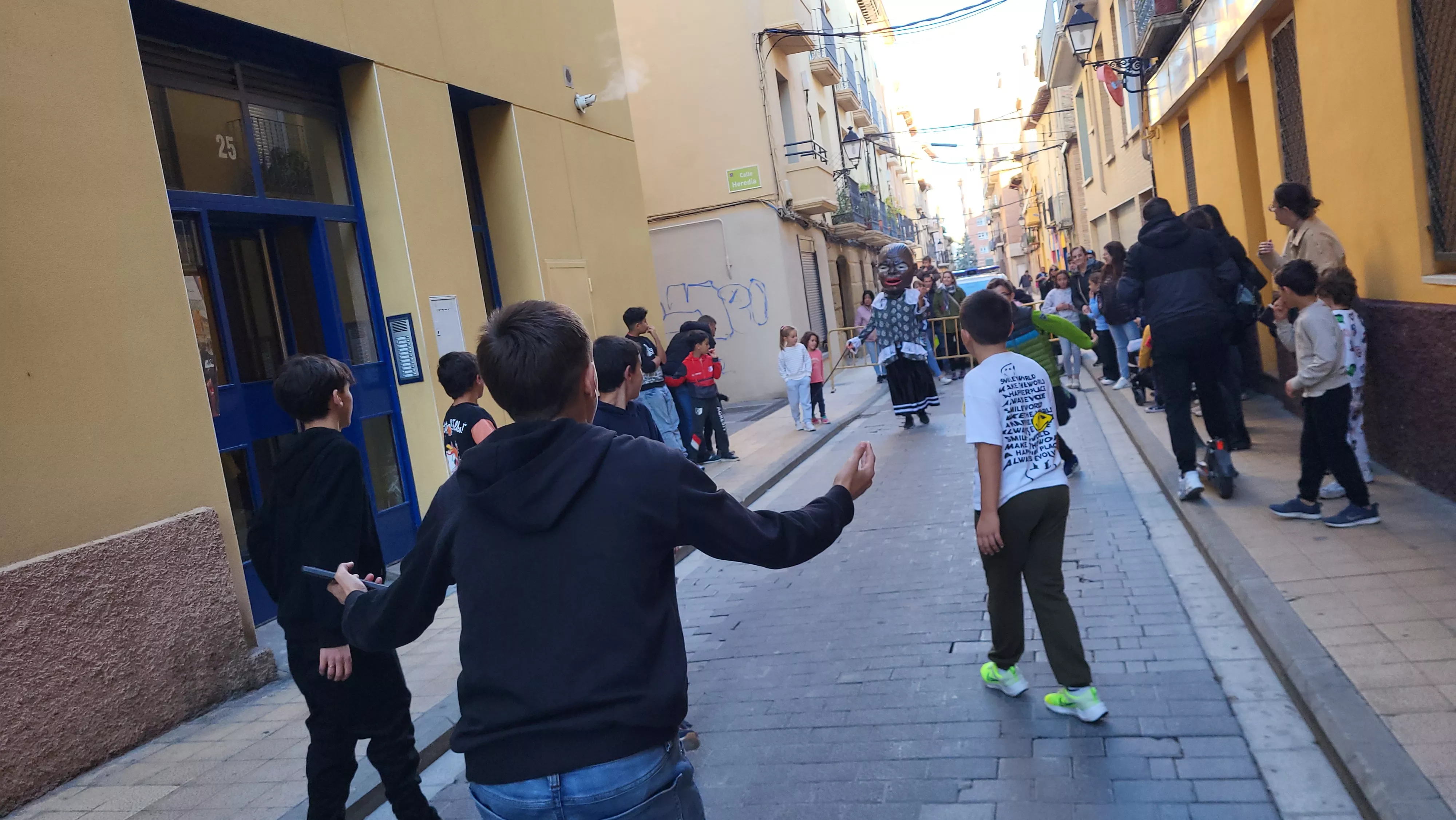 Primera salida de la Abueleta y el Payaso en las fiestas de San Martín. Foto Mercedes Manterola