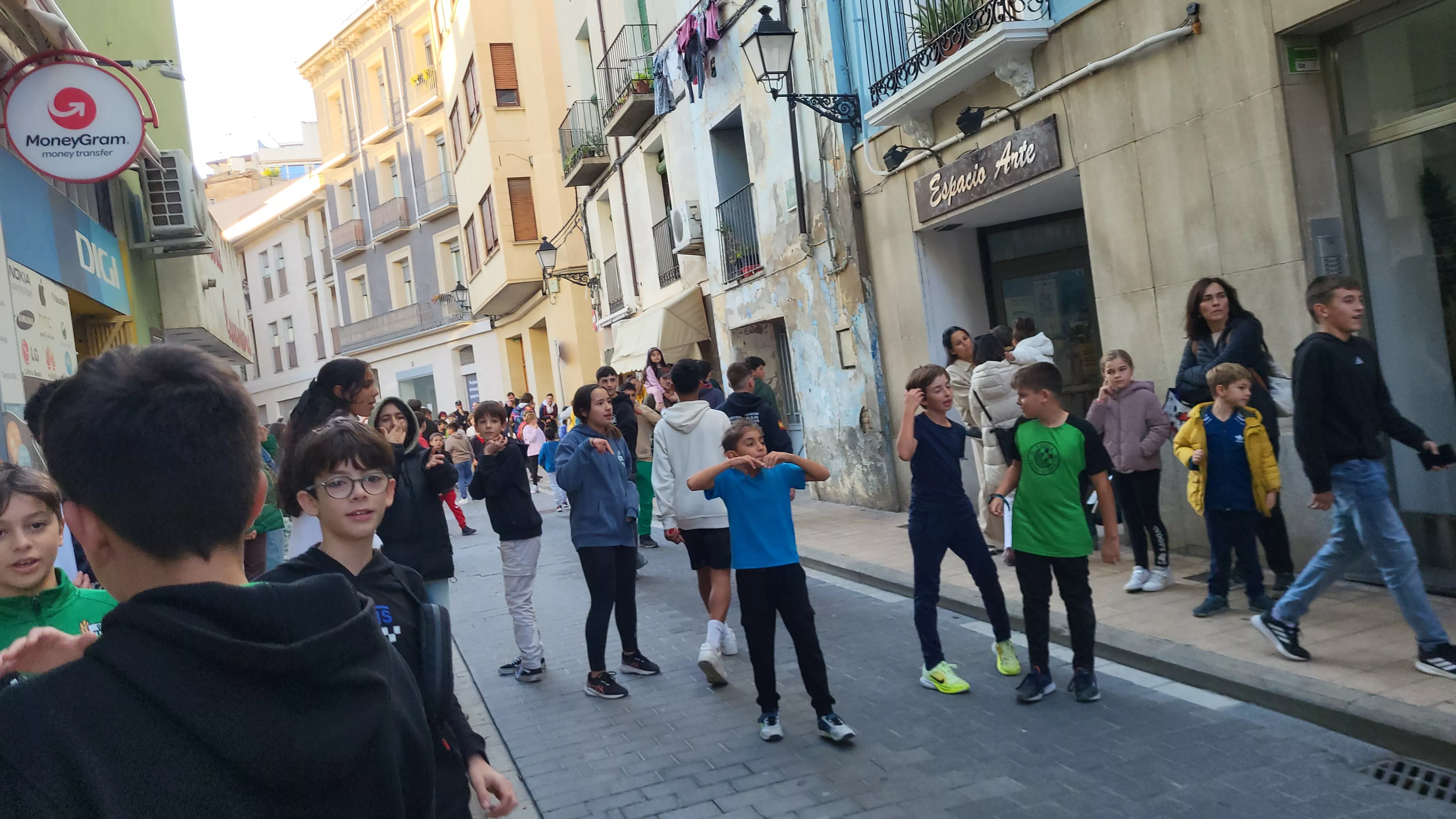 Primera salida de la Abueleta y el Payaso en las fiestas de San Martín. Foto Mercedes Manterola
