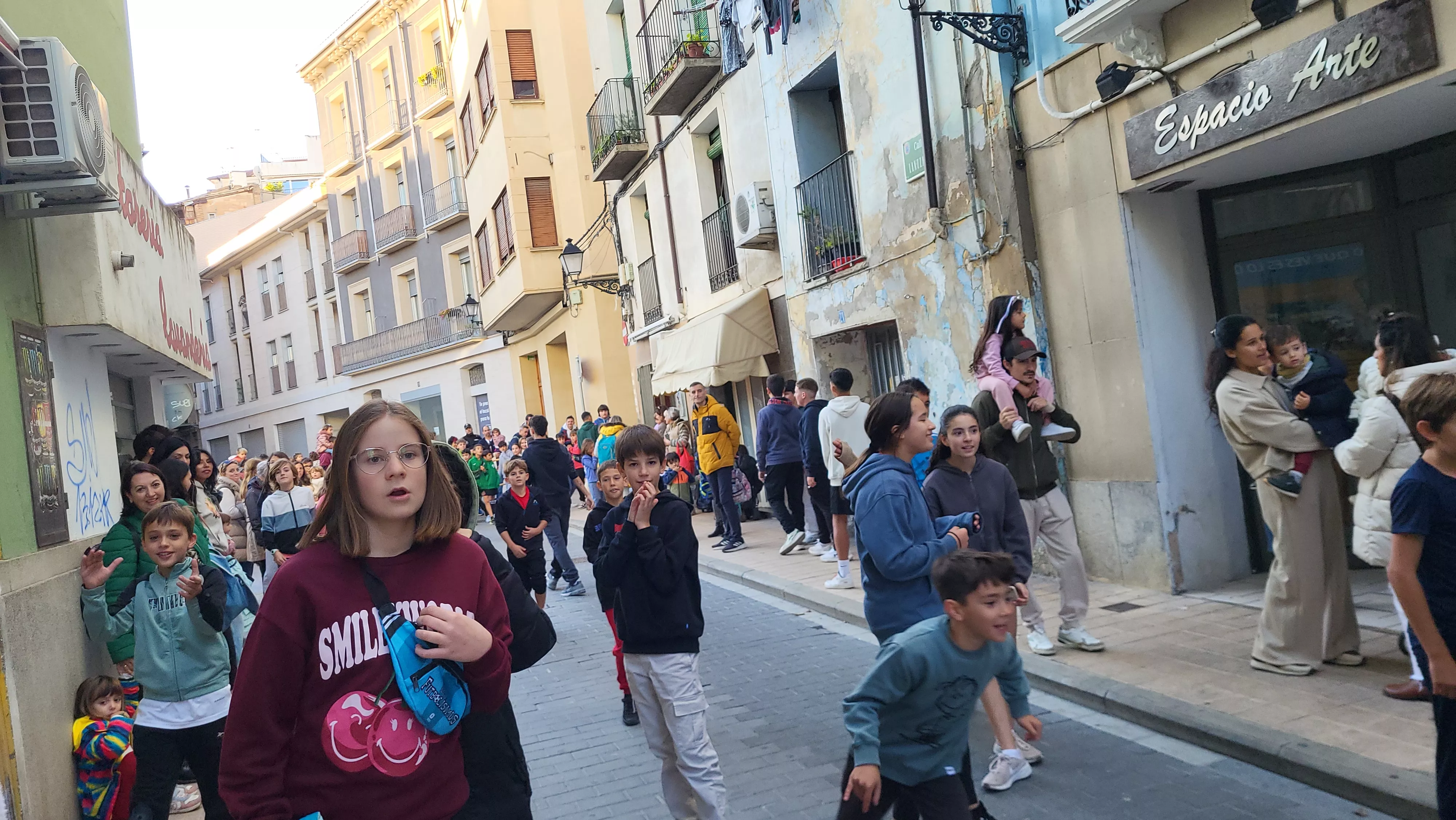 Primera salida de la Abueleta y el Payaso en las fiestas de San Martín. Foto Mercedes Manterola