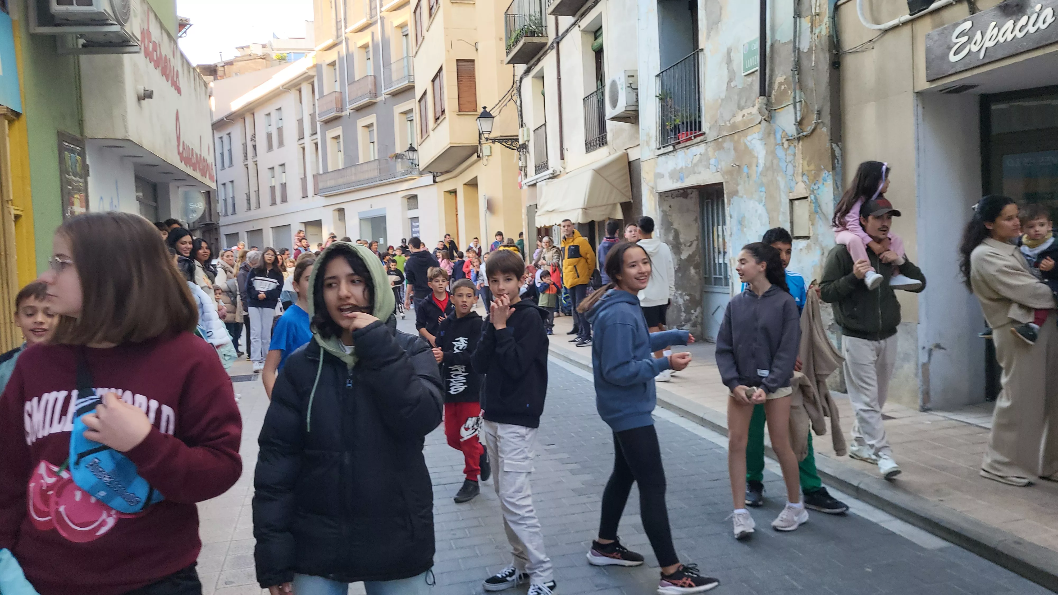 Primera salida de la Abueleta y el Payaso en las fiestas de San Martín. Foto Mercedes Manterola