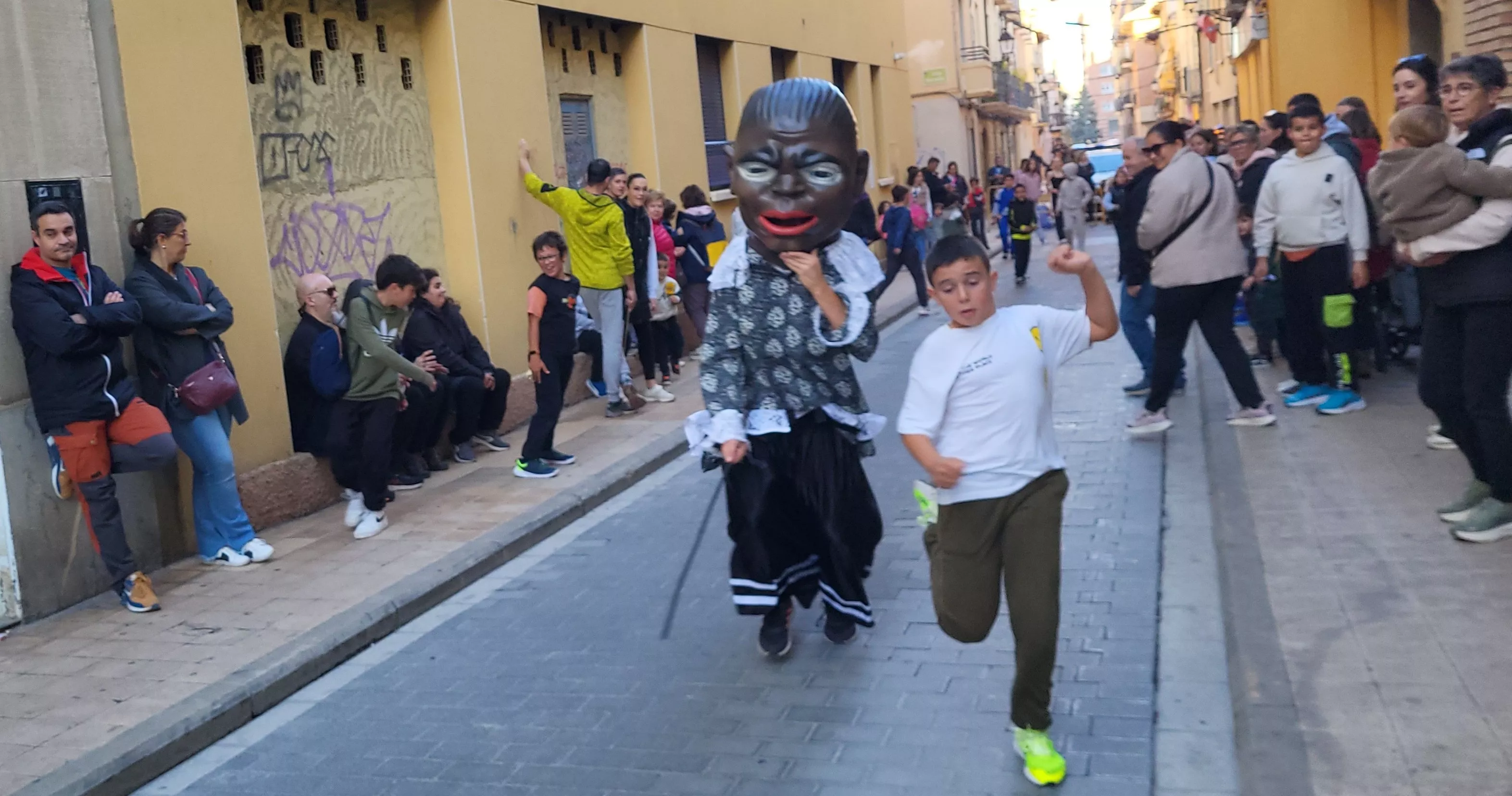 Primera salida de la Abueleta y el Payaso en las fiestas de San Martín. Foto Mercedes Manterola