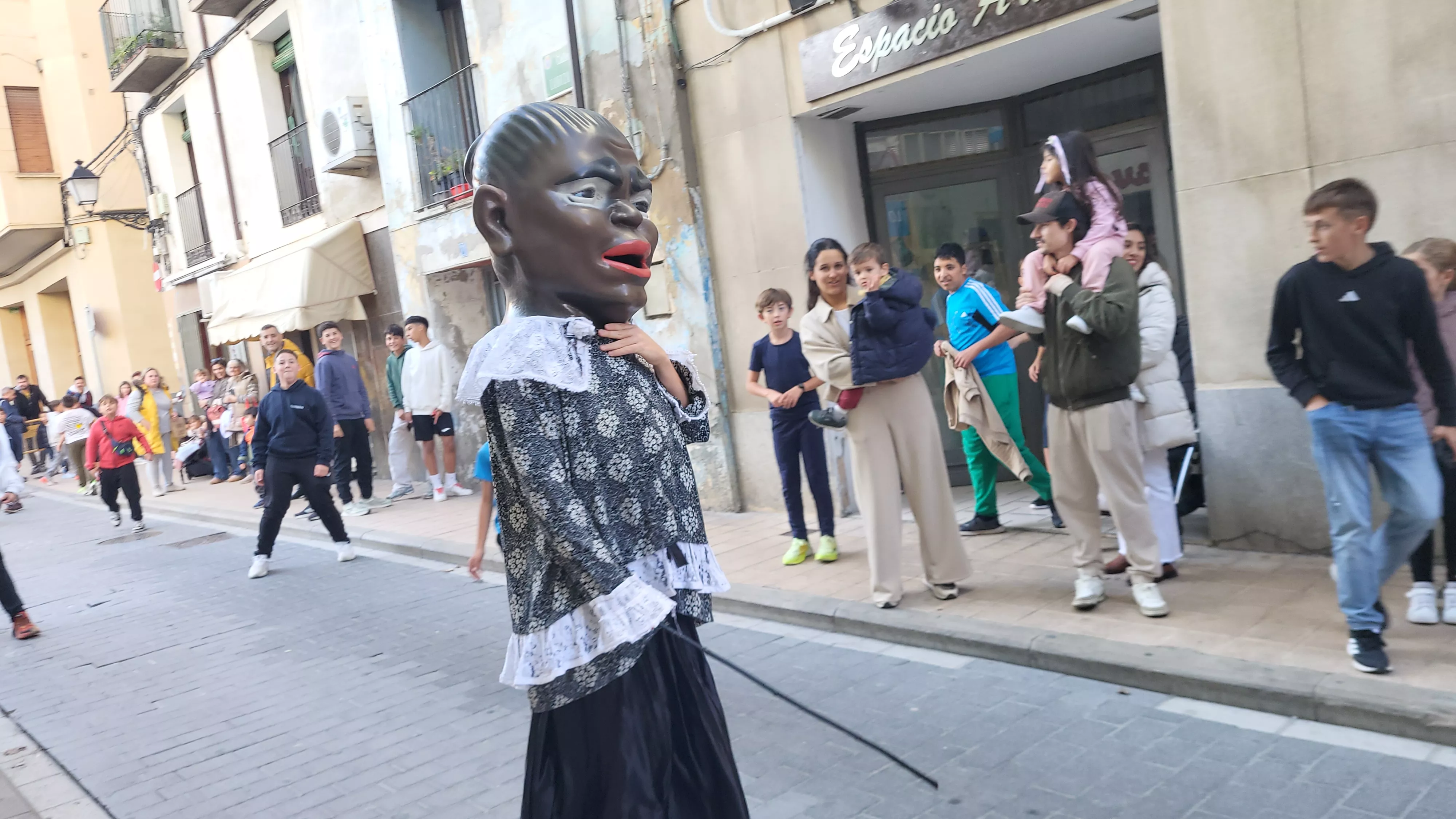 Primera salida de la Abueleta y el Payaso en las fiestas de San Martín. Foto Mercedes Manterola